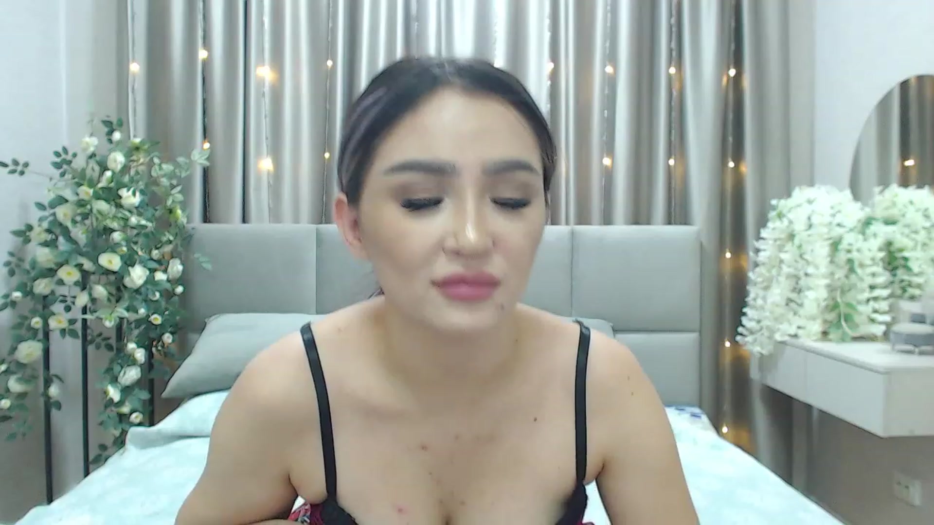 Gallery image thumbnail from MiraKyong's myfreecams stream on, 01/17/2024, 06:25 image 5 of 20