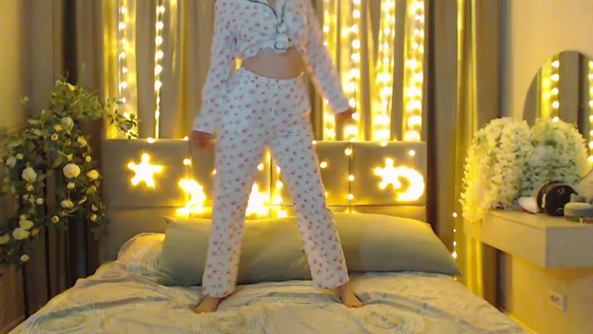 Gallery image thumbnail from MiraKyong's myfreecams stream on, 04/05/2024, 07:02 image 2 of 20