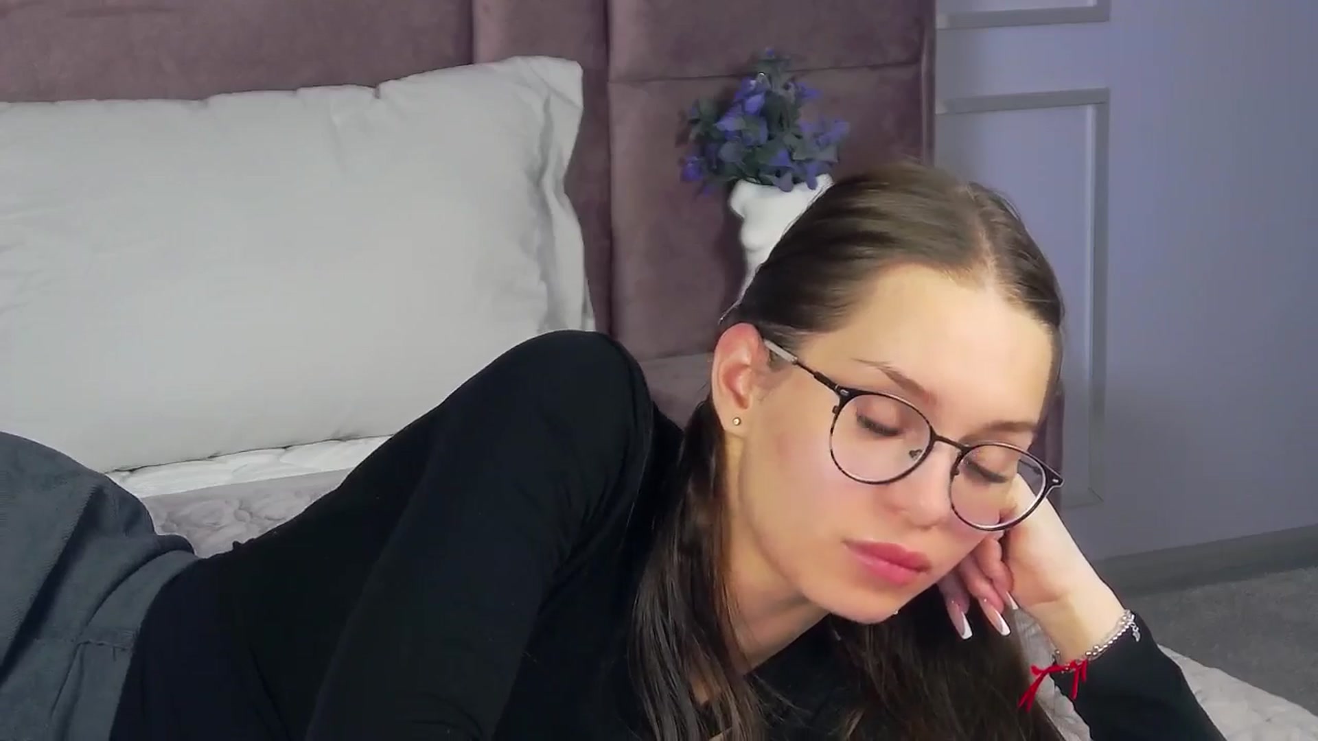 Gallery image thumbnail from MiraMauer's myfreecams stream on, 11/04/2024, 17:27 image 17 of 20