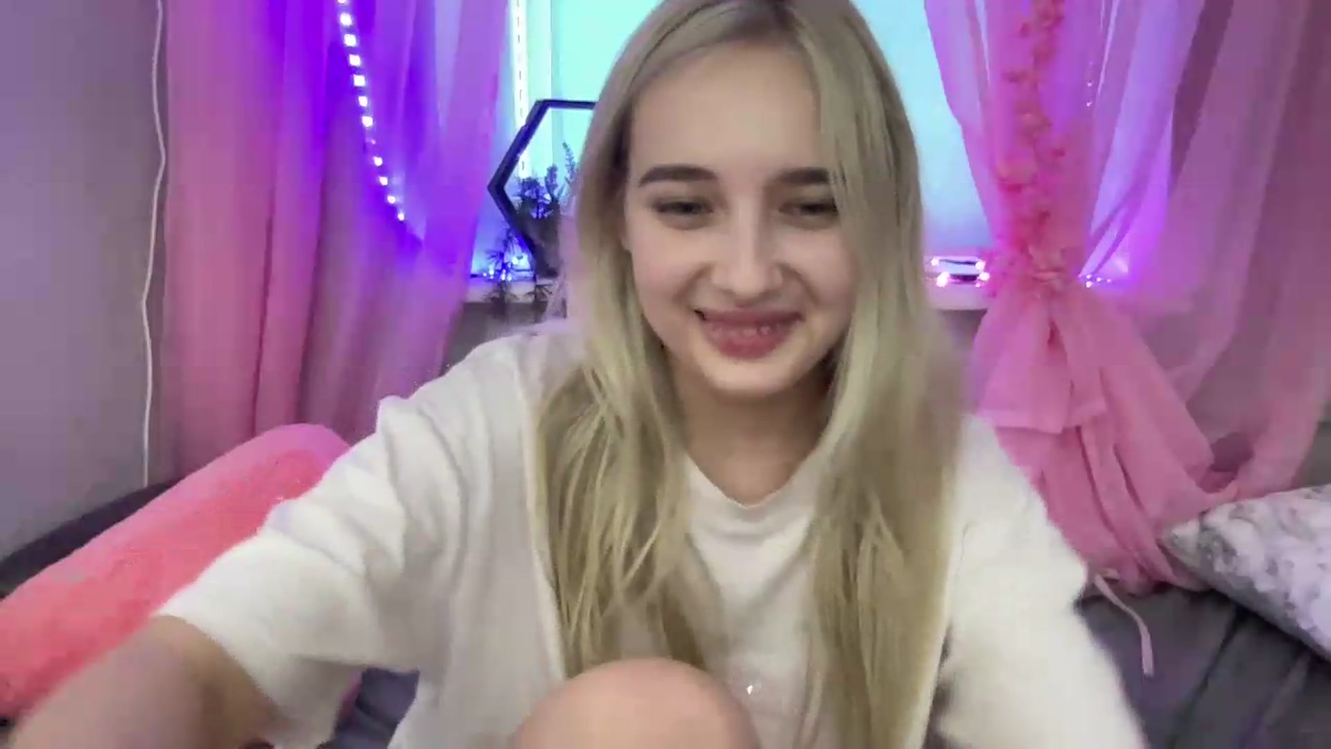Gallery image thumbnail from Mira_Satin's myfreecams stream on, 08/19/2026, 15:26 image 13 of 20