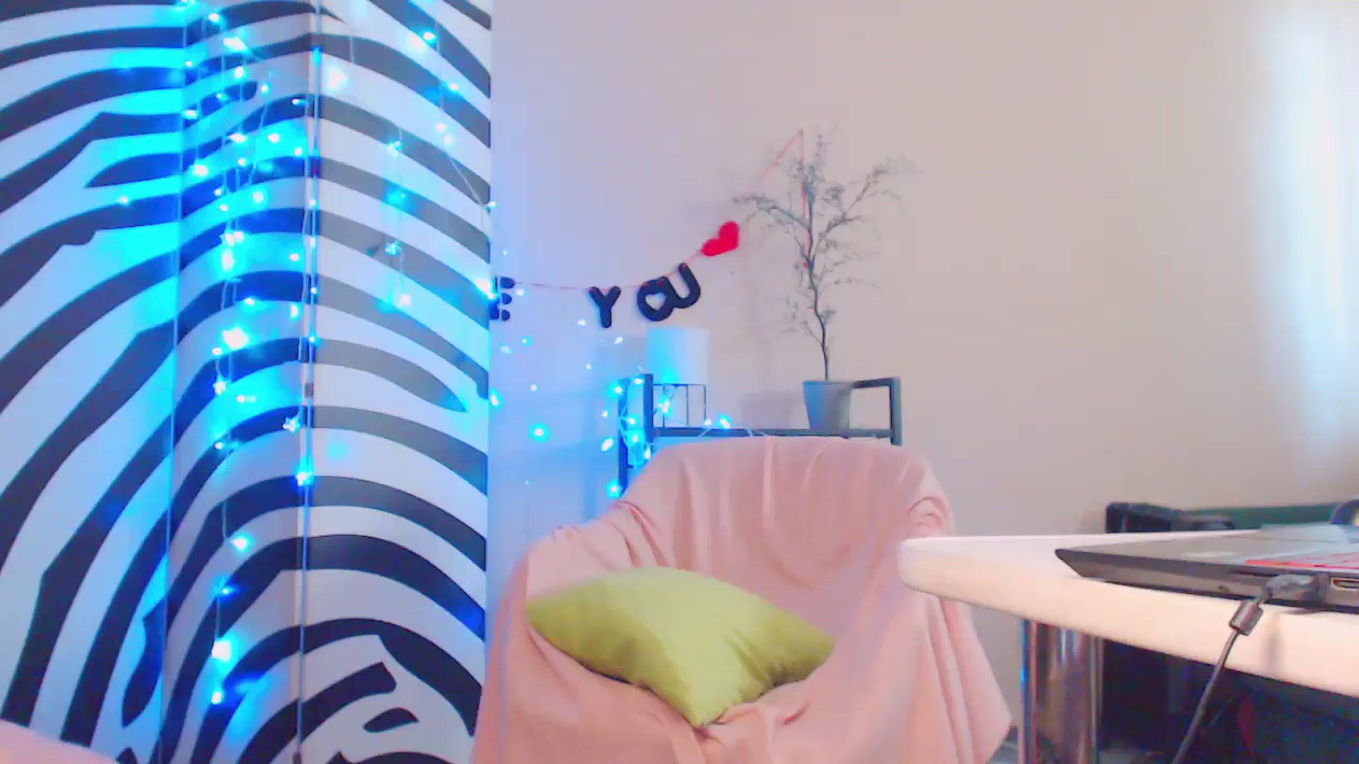 Gallery image thumbnail from MiracleMiss's myfreecams stream on, 08/04/2024, 12:04 image 13 of 20