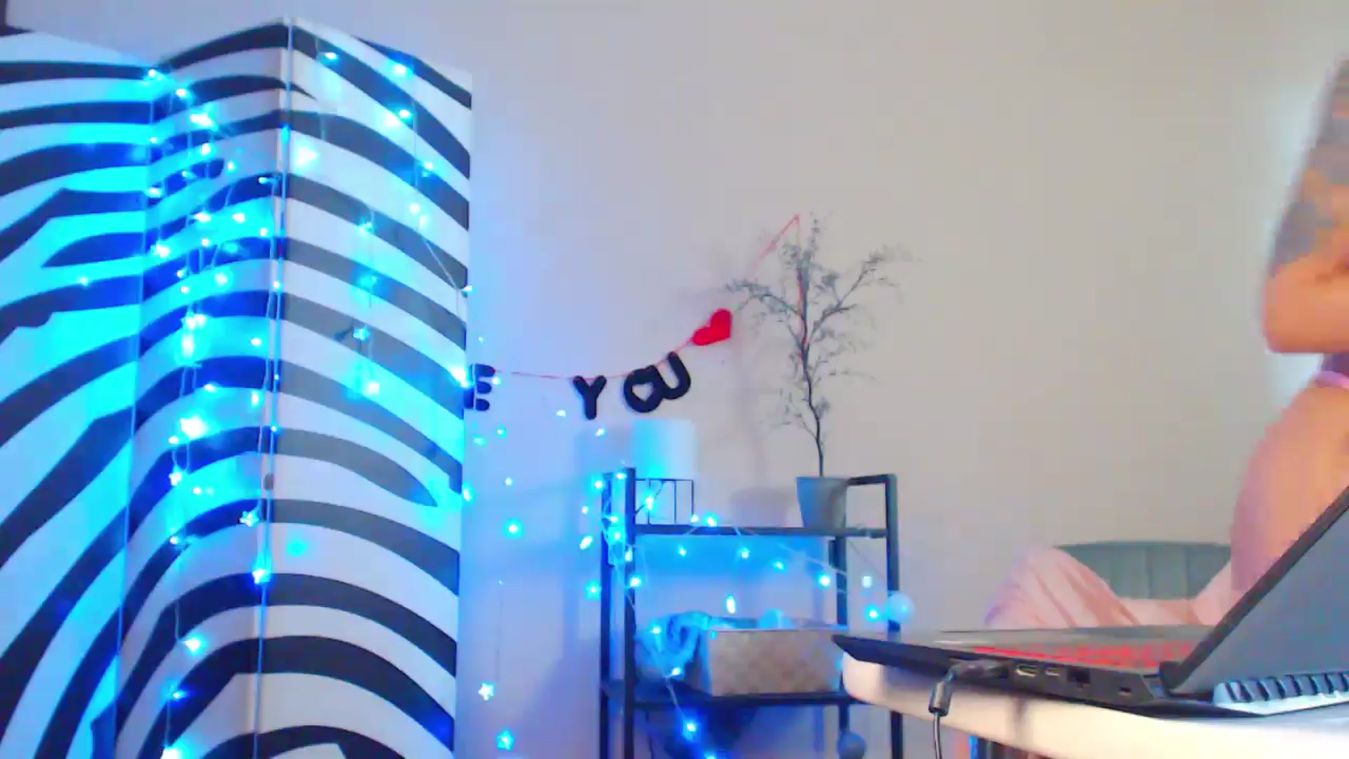 Gallery image thumbnail from MiracleMiss's myfreecams stream on, 08/07/2024, 12:00 image 7 of 20