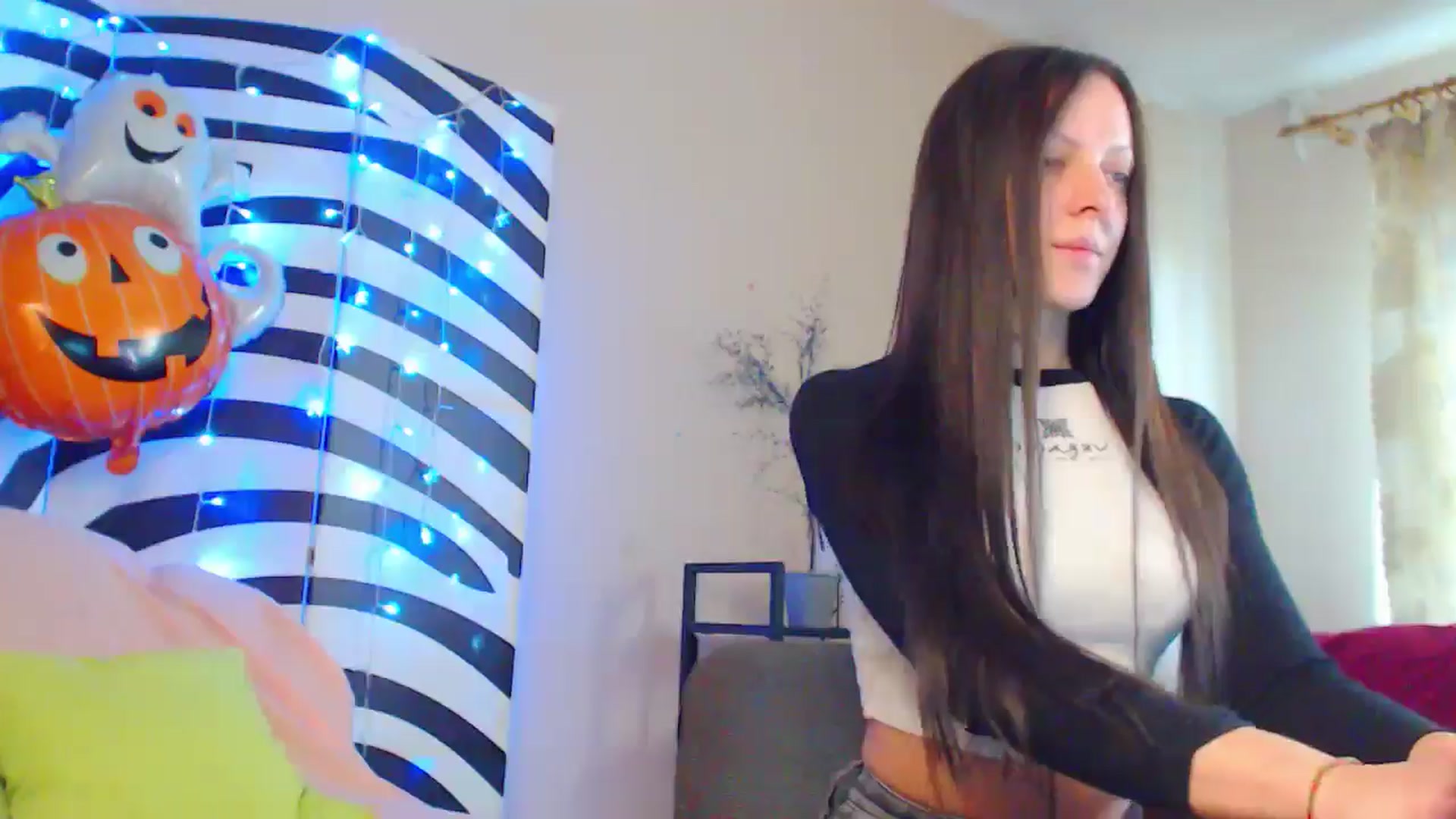 Gallery image thumbnail from MiracleMiss's myfreecams stream on, 10/11/2024, 10:27 image 11 of 20