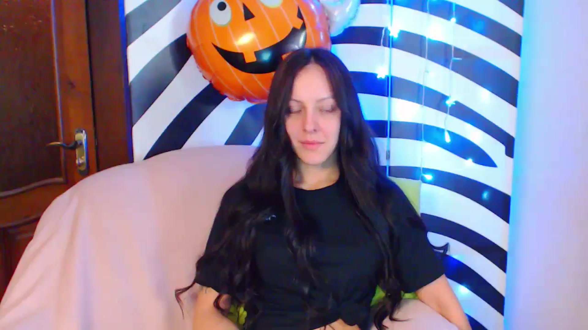 Gallery image thumbnail from MiracleMiss's myfreecams stream on, 10/13/2024, 11:33 image 9 of 20