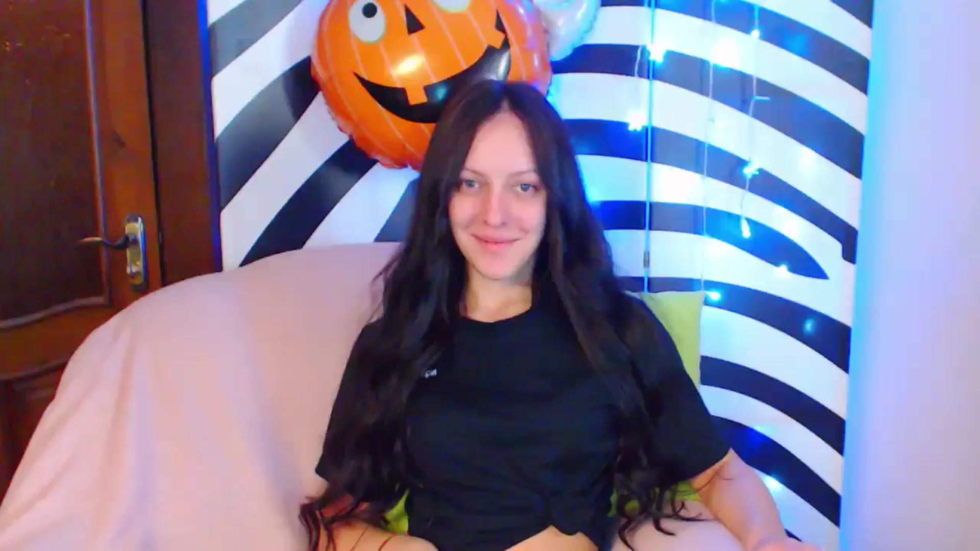 Gallery image thumbnail from MiracleMiss's myfreecams stream on, 10/13/2024, 11:33 image 10 of 20