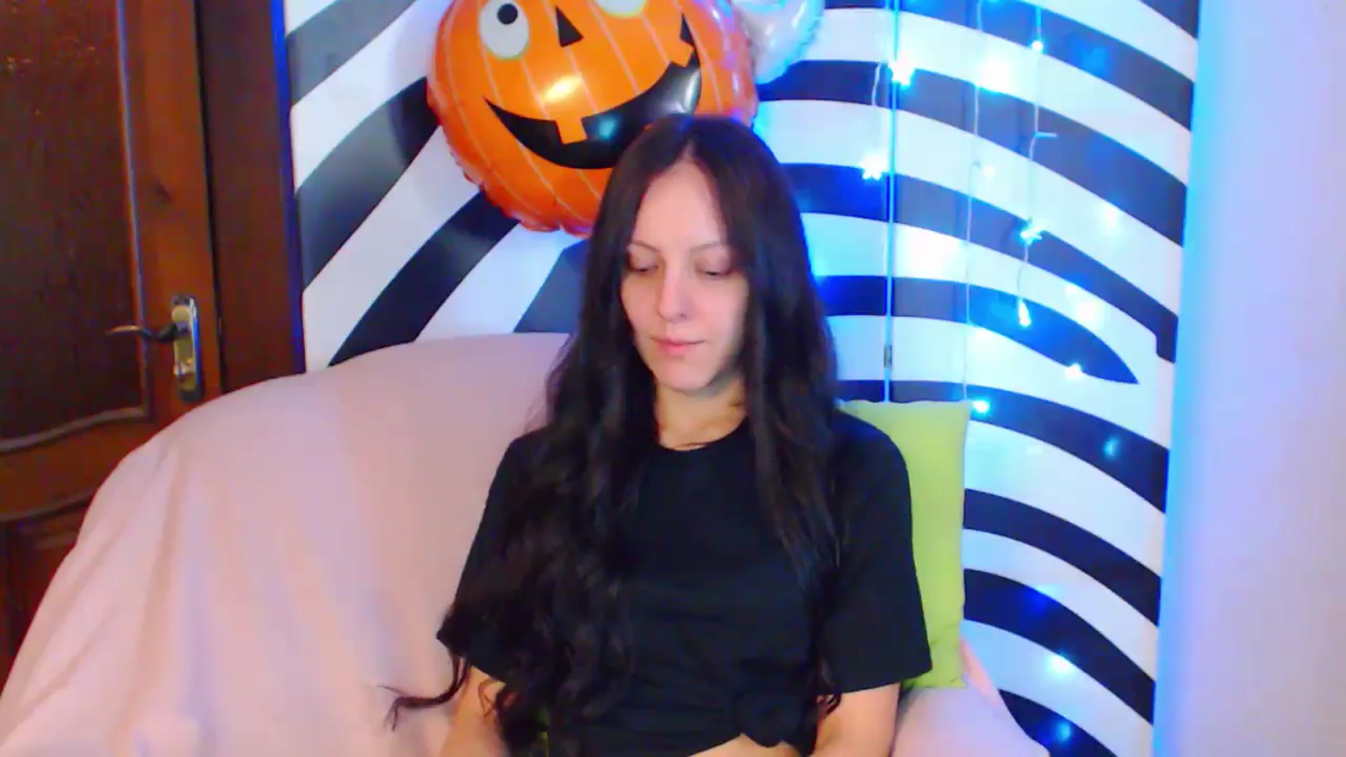 Gallery image thumbnail from MiracleMiss's myfreecams stream on, 10/13/2024, 11:33 image 11 of 20