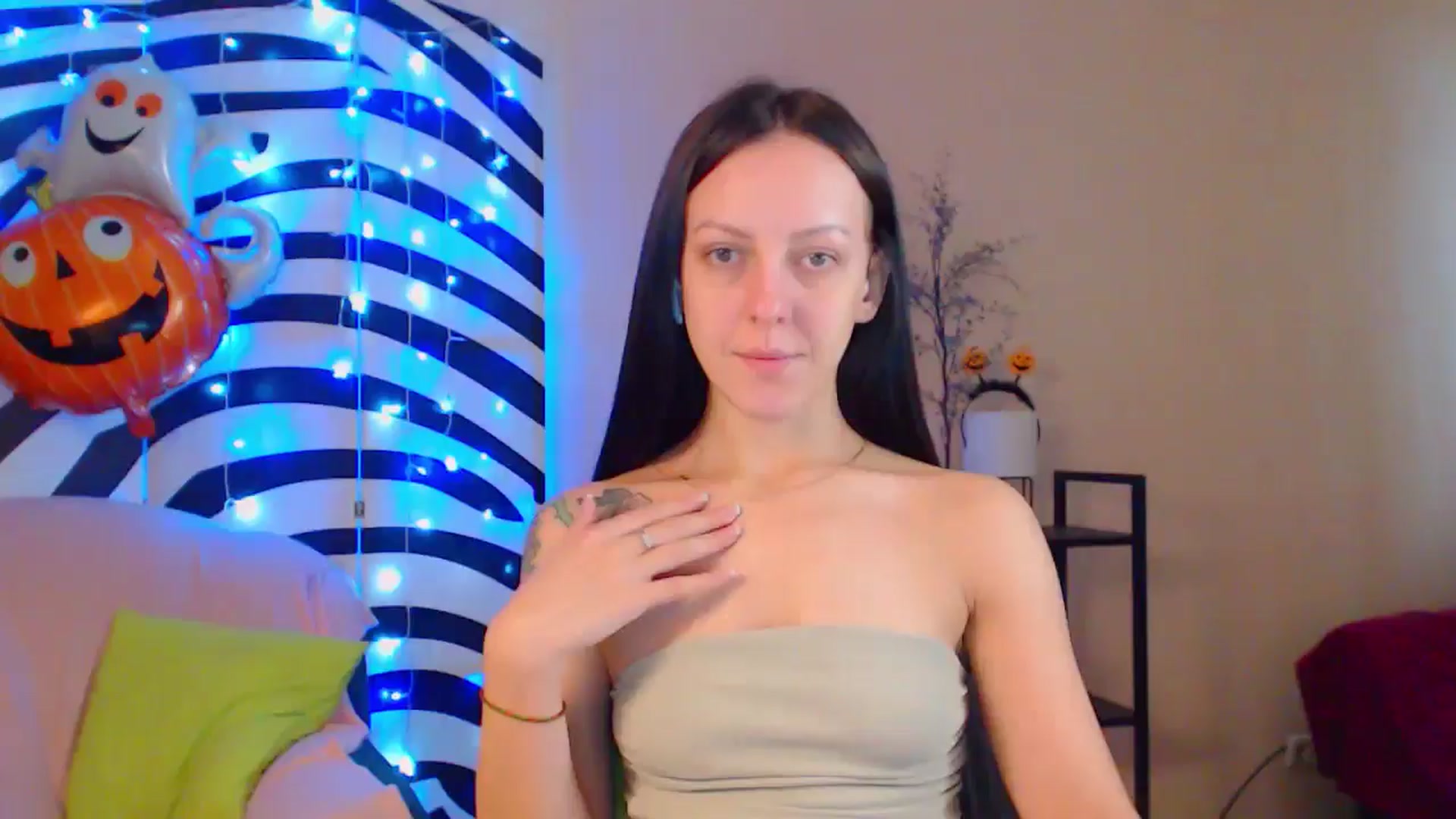 Gallery image thumbnail from MiracleMiss's myfreecams stream on, 10/14/2024, 10:47 image 3 of 20