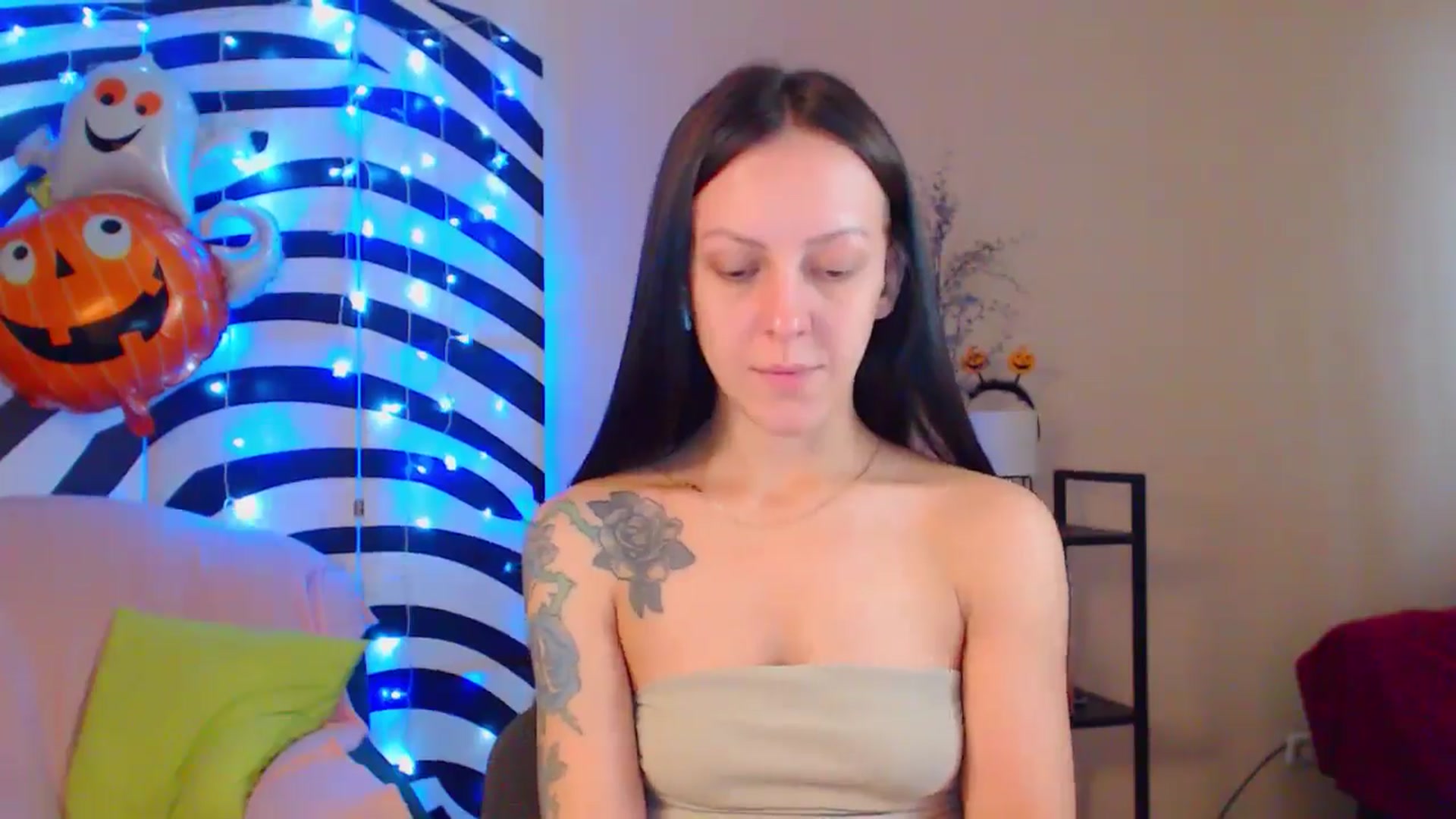Gallery image thumbnail from MiracleMiss's myfreecams stream on, 10/14/2024, 10:47 image 6 of 20