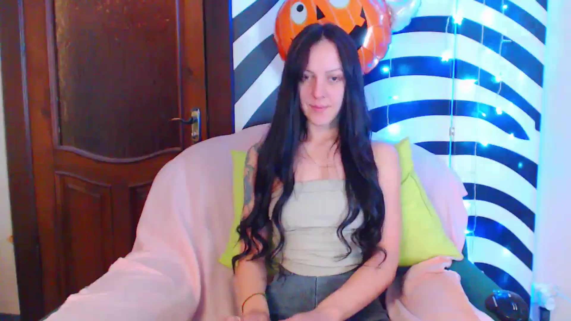 Gallery image thumbnail from MiracleMiss's myfreecams stream on, 10/16/2024, 11:40 image 13 of 20