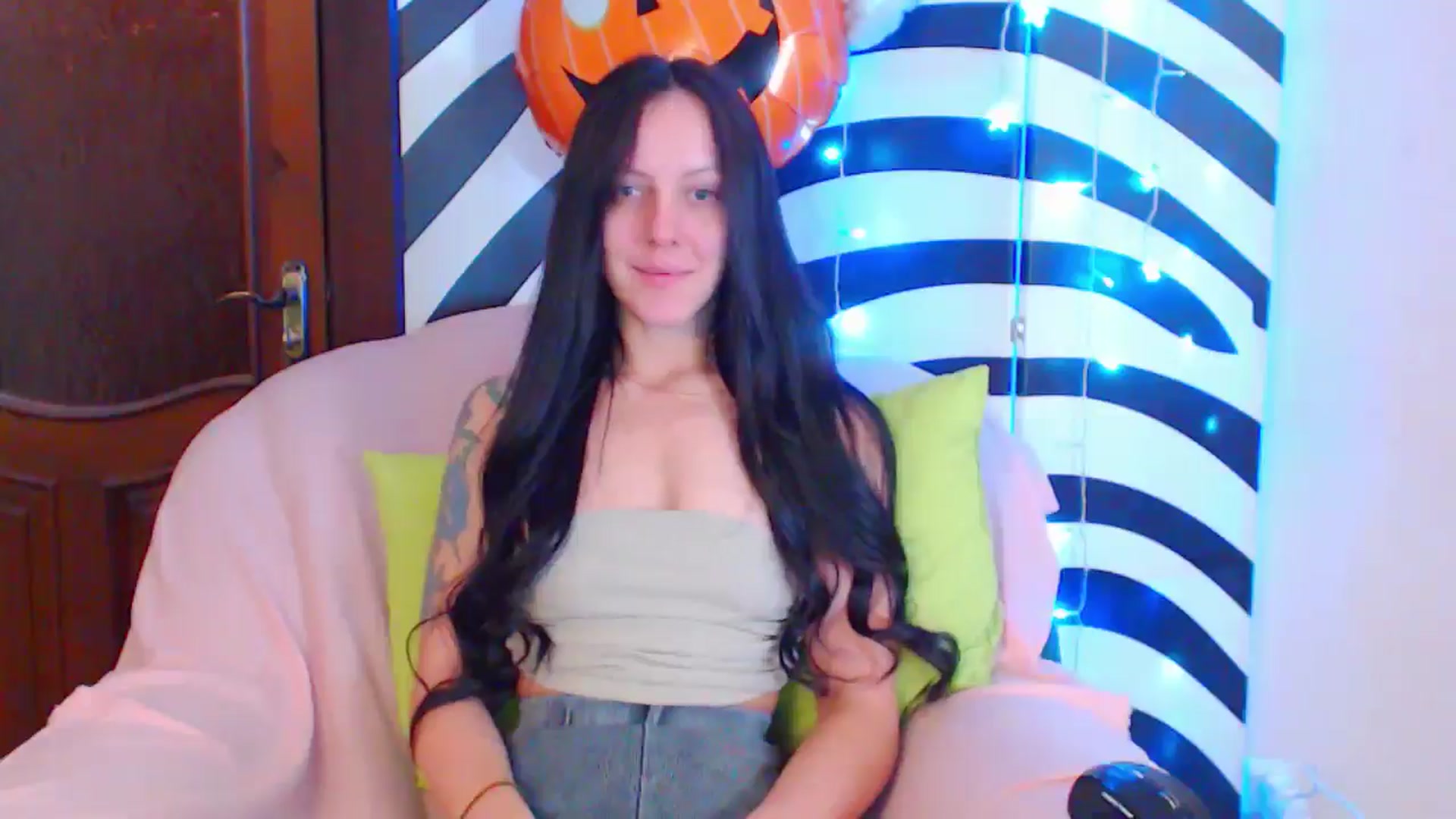 Gallery image thumbnail from MiracleMiss's myfreecams stream on, 10/16/2024, 11:40 image 9 of 20