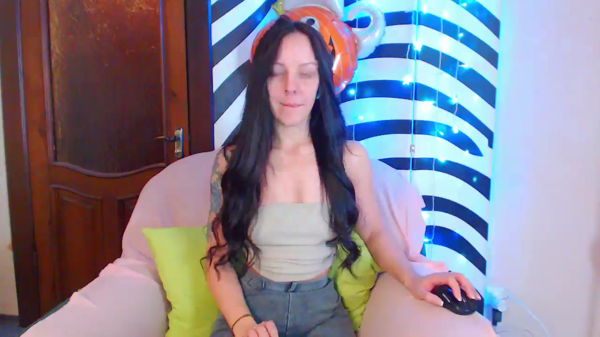 Gallery image thumbnail from MiracleMiss's myfreecams stream on, 10/16/2024, 11:40 image 7 of 20