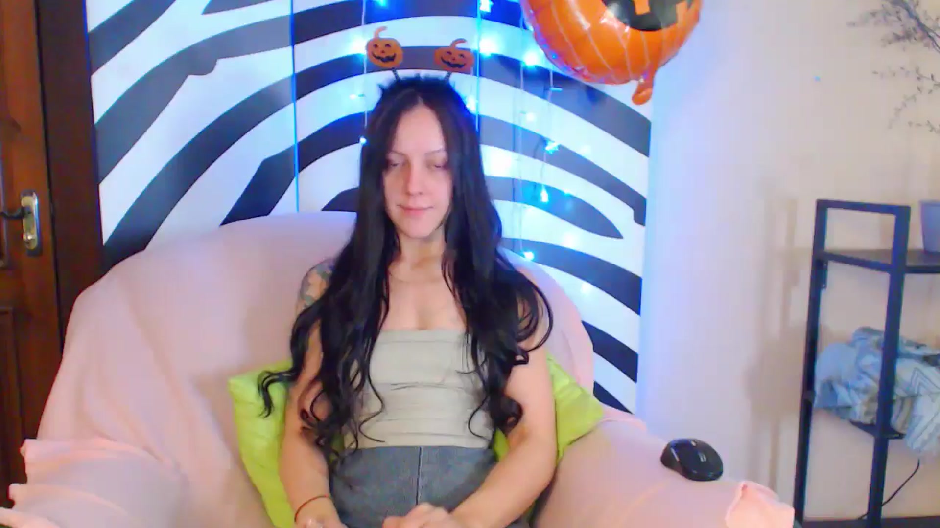 Gallery image thumbnail from MiracleMiss's myfreecams stream on, 10/16/2024, 11:40 image 17 of 20