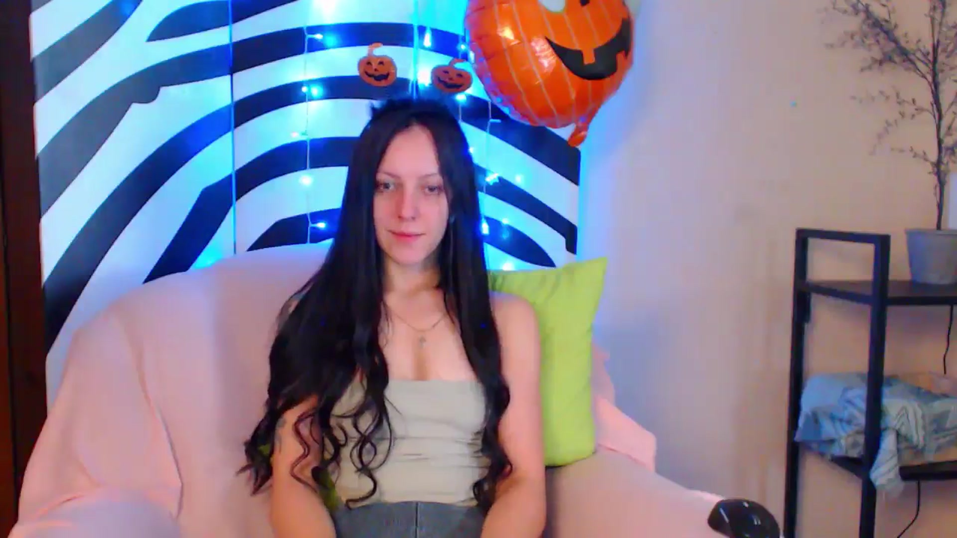 Gallery image thumbnail from MiracleMiss's myfreecams stream on, 10/17/2024, 10:28 image 14 of 20