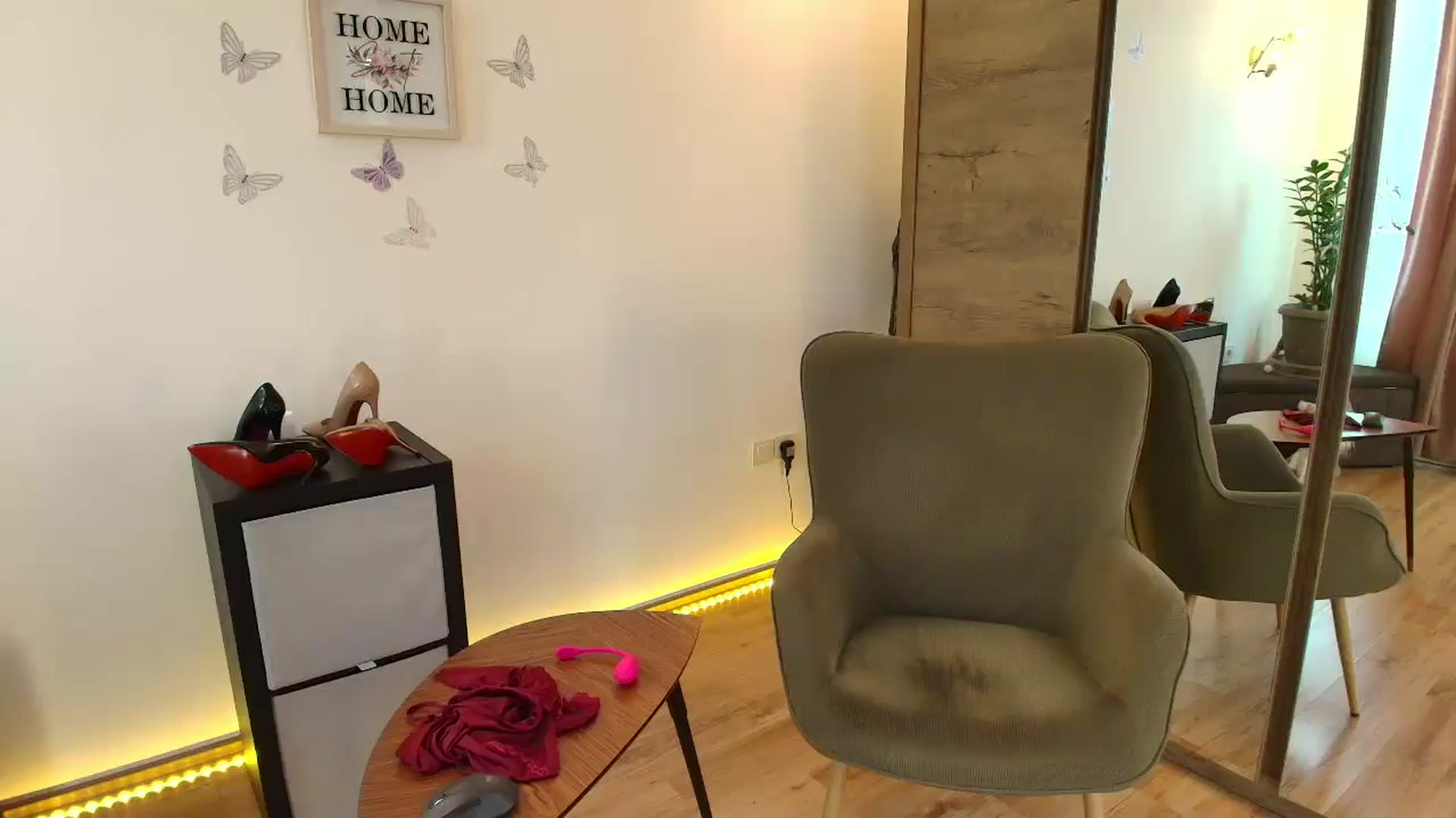 Gallery image thumbnail from Mirelasilver's myfreecams stream on, 12/14/2025, 10:22 image 9 of 20