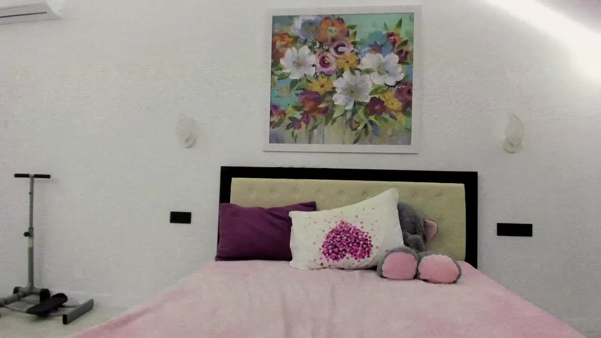 Gallery image thumbnail from Miriam_Mills's myfreecams stream on, 11/18/2022, 08:43 image 18 of 20