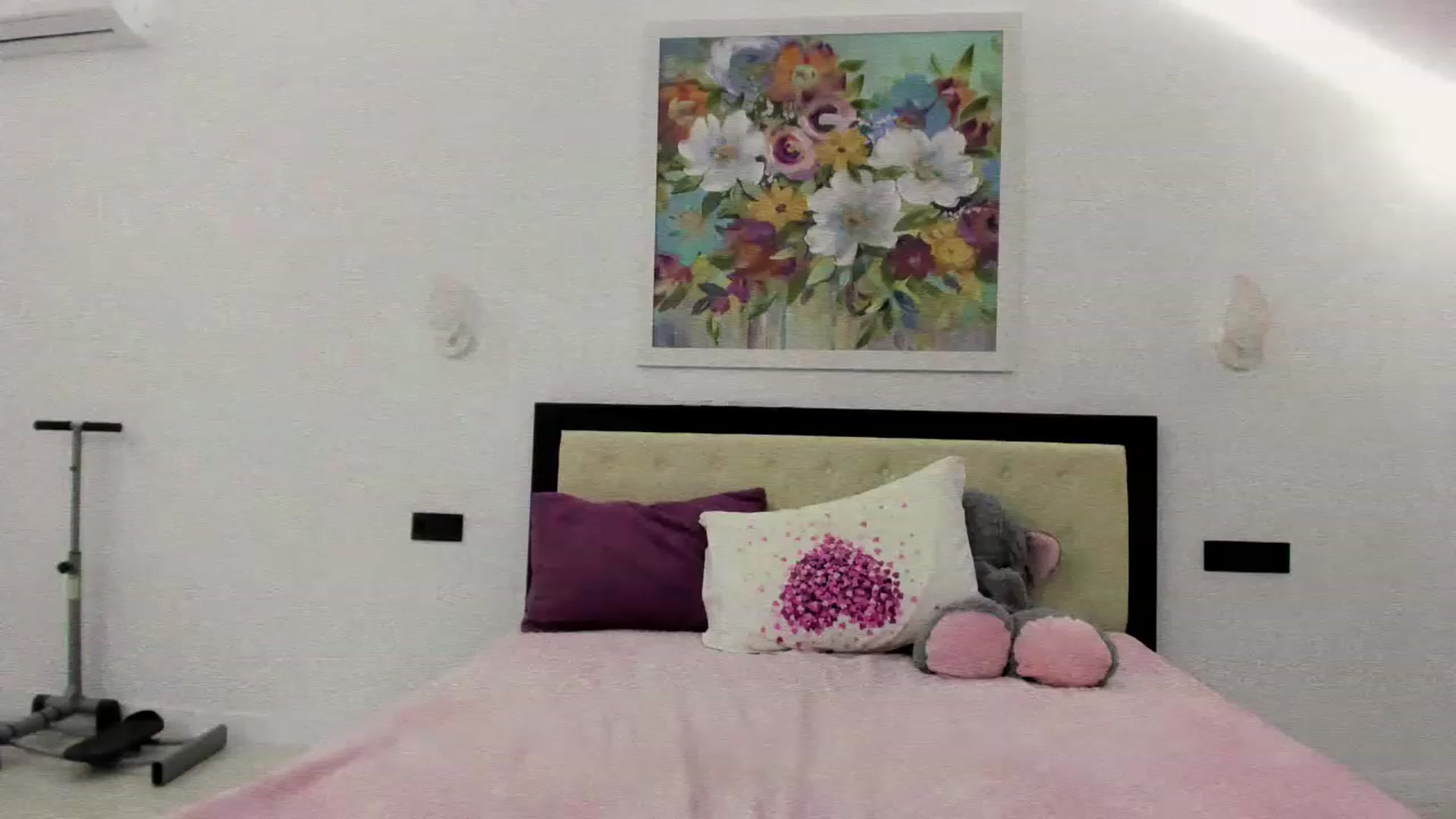 Gallery image thumbnail from Miriam_Mills's myfreecams stream on, 11/18/2022, 08:43 image 16 of 20
