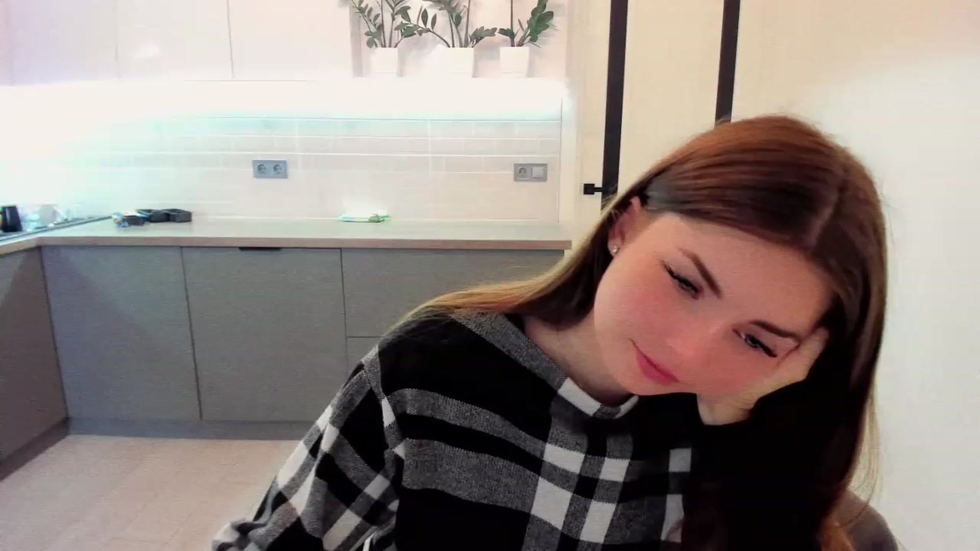 Gallery image thumbnail from Miriam_Mills's myfreecams stream on, 11/19/2022, 18:14 image 4 of 20