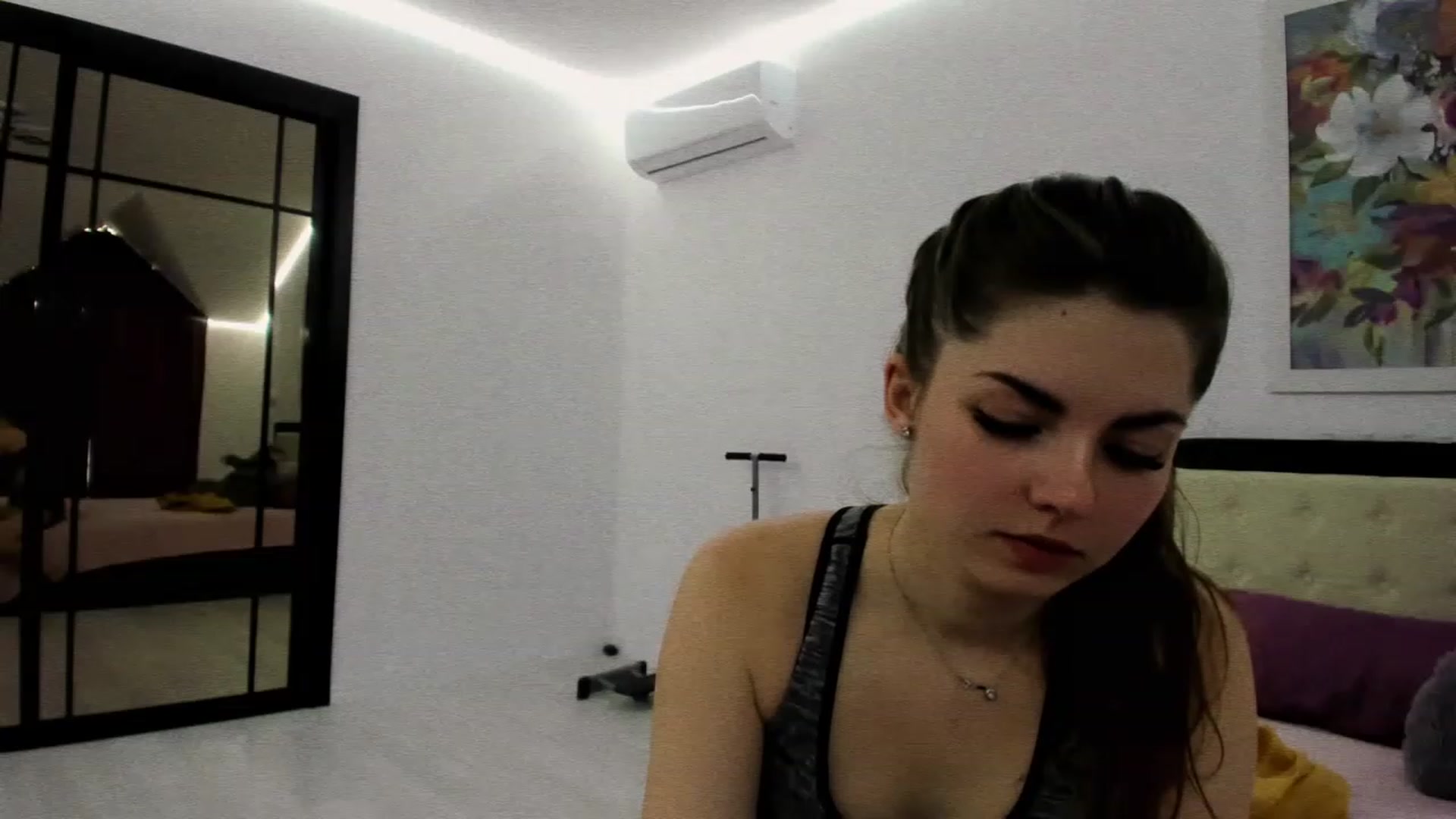 Gallery image thumbnail from Miriam_Mills's myfreecams stream on, 11/21/2022, 08:34 image 5 of 20