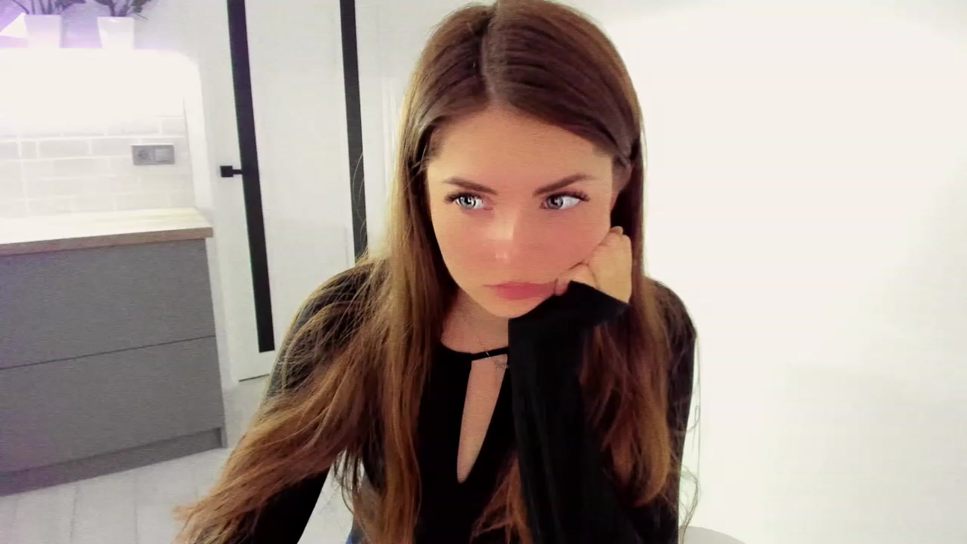Gallery image thumbnail from Miriam_Mills's myfreecams stream on, 11/25/2022, 08:17 image 8 of 20