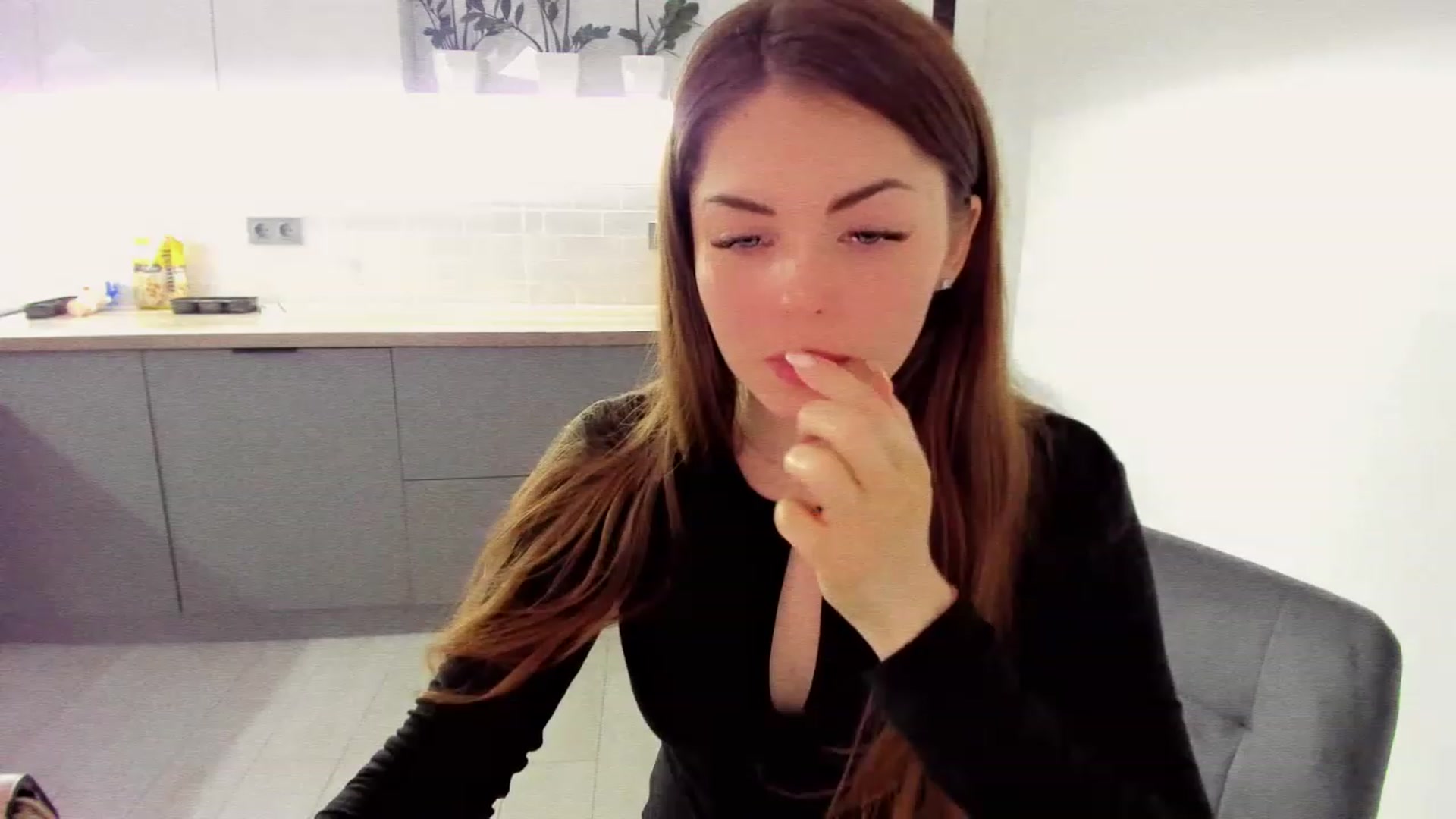 Gallery image thumbnail from Miriam_Mills's myfreecams stream on, 11/25/2022, 12:53 image 14 of 20