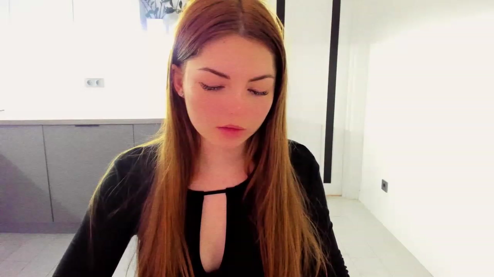 Gallery image thumbnail from Miriam_Mills's myfreecams stream on, 12/20/2022, 10:10 image 5 of 20