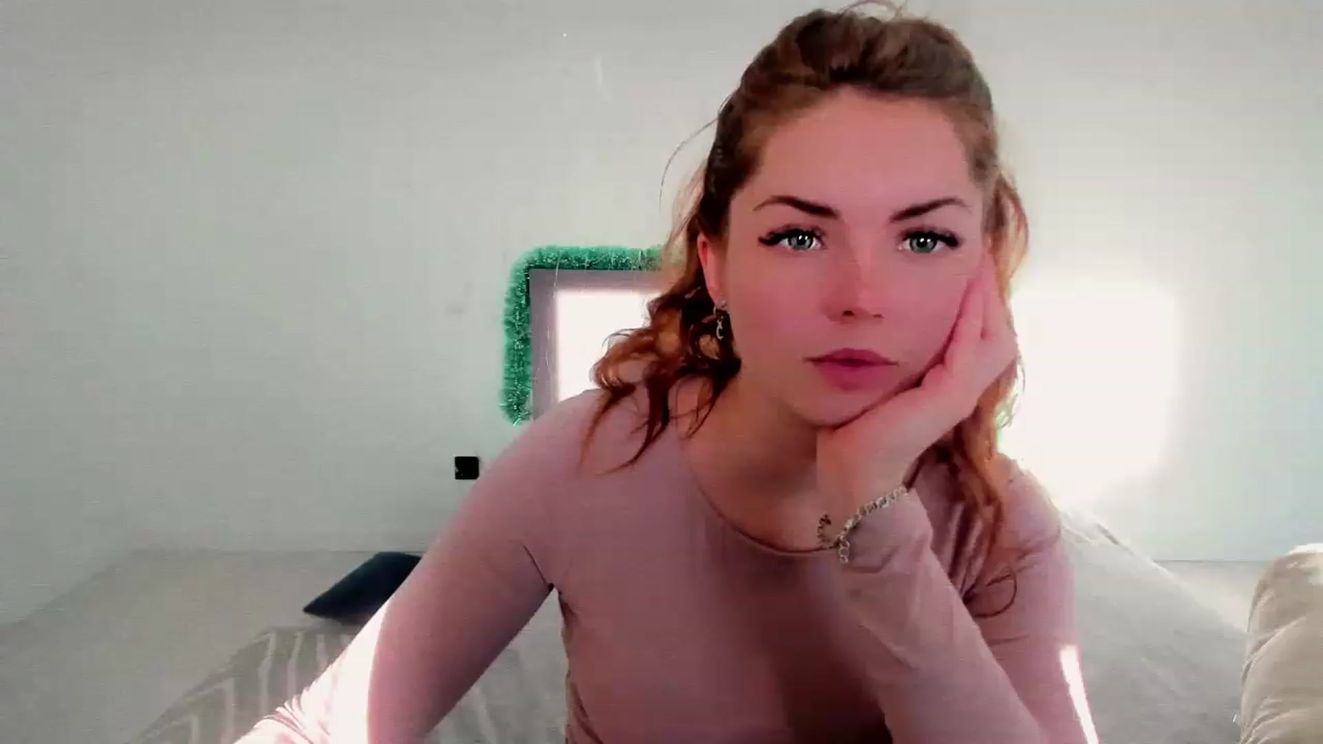 Gallery image thumbnail from Miriam_Mills's myfreecams stream on, 12/28/2022, 12:37 image 17 of 20