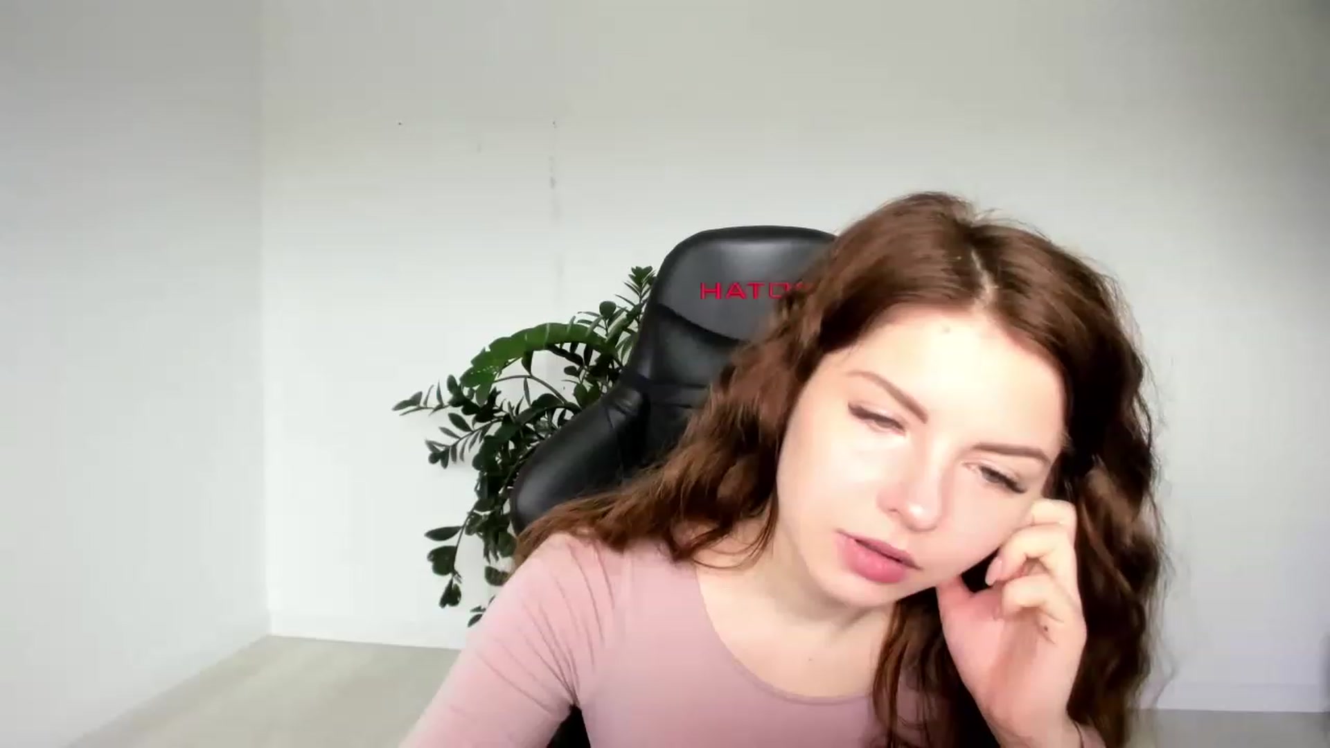 Gallery image thumbnail from Miriam_Mills's myfreecams stream on, 04/18/2023, 07:20 image 9 of 20