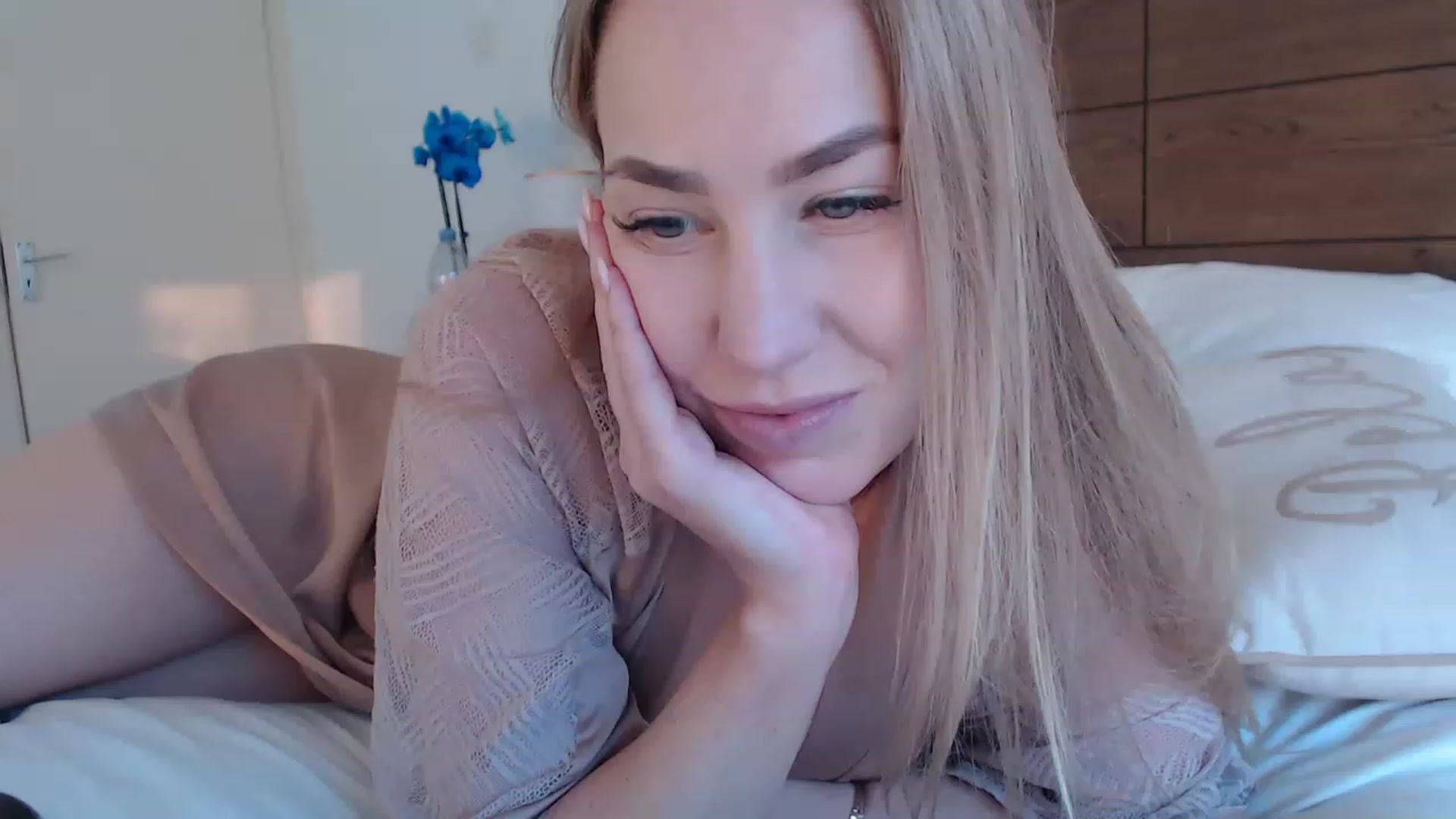 Gallery image thumbnail from MiroNika's myfreecams stream on, 11/22/2022, 16:25 image 13 of 20