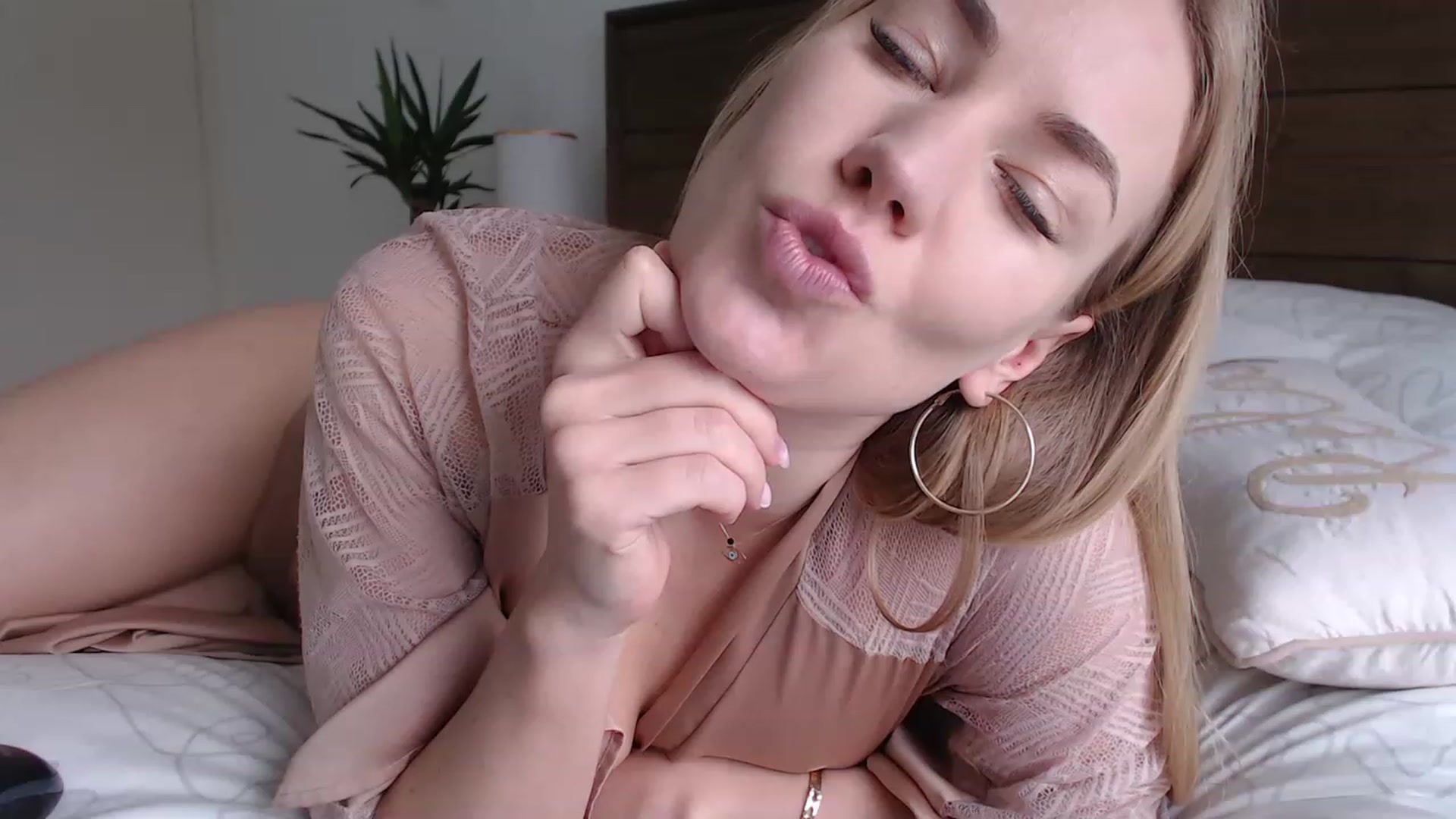Gallery image thumbnail from MiroNika's myfreecams stream on, 12/04/2022, 14:31 image 7 of 20