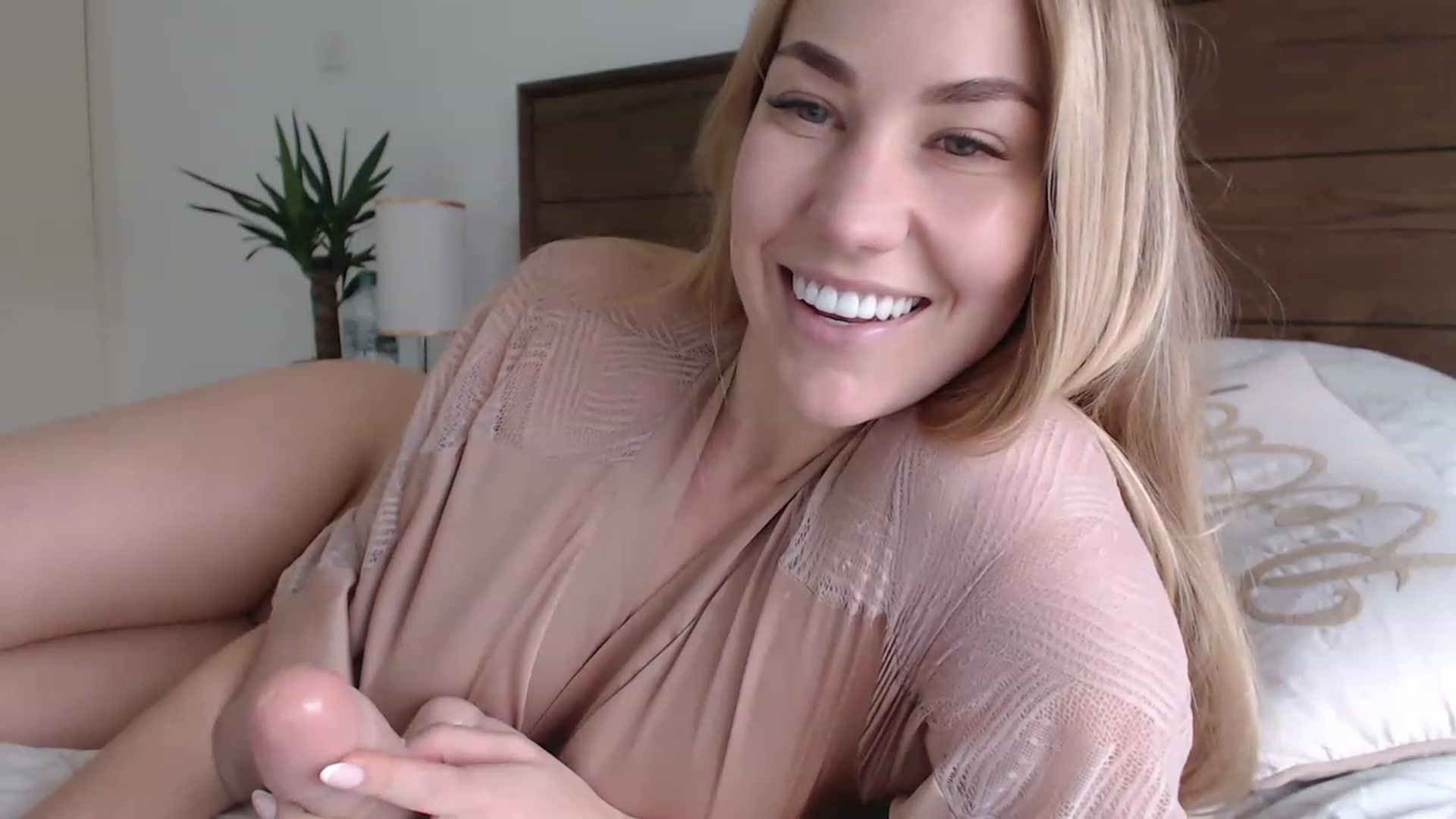 Gallery image thumbnail from MiroNika's myfreecams stream on, 12/06/2022, 14:05 image 18 of 20