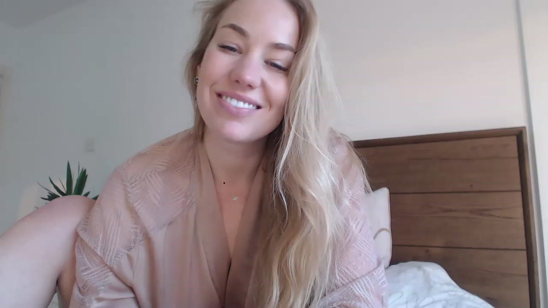 Gallery image thumbnail from MiroNika's myfreecams stream on, 12/15/2022, 16:49 image 9 of 20