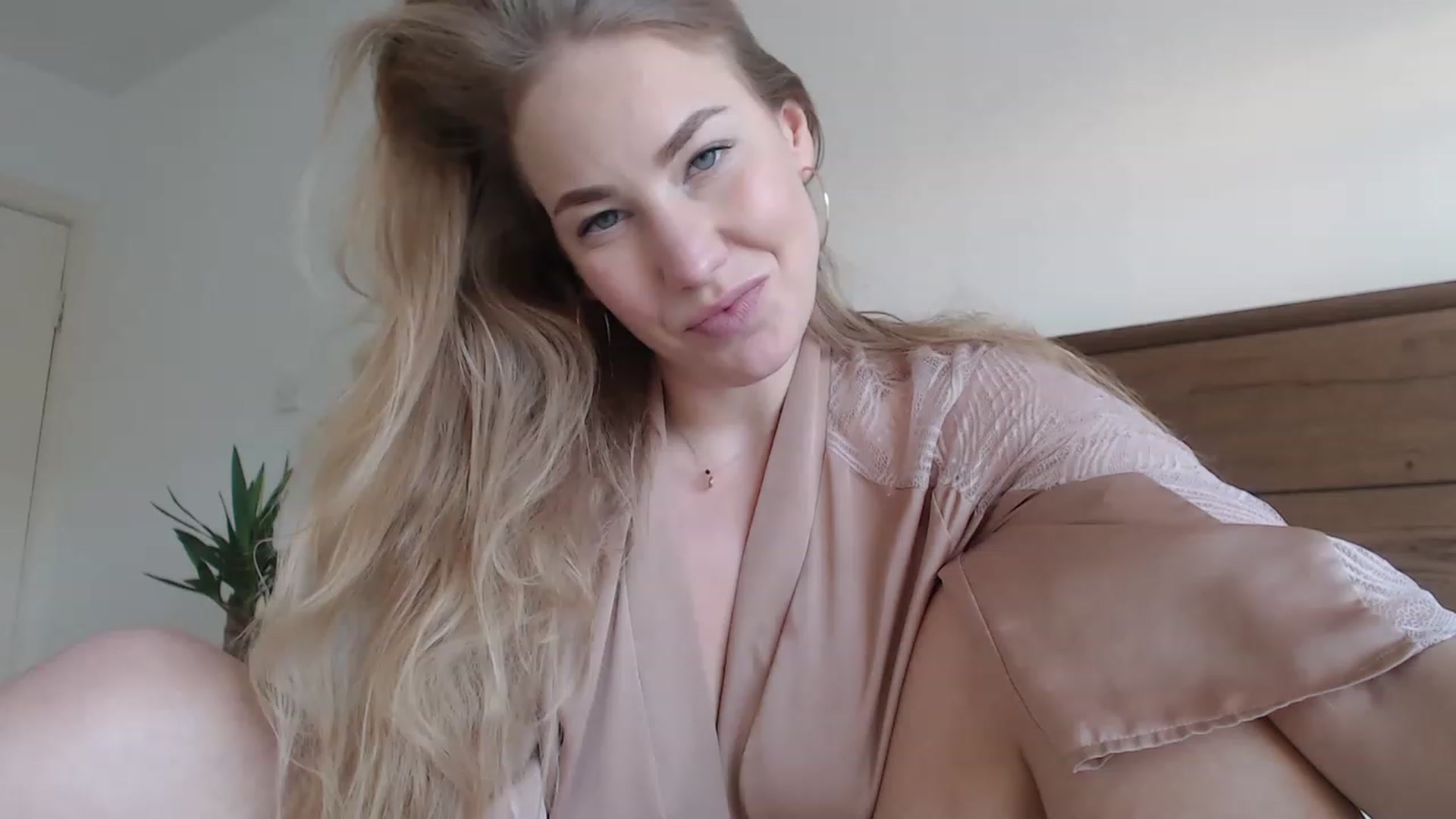 Gallery image thumbnail from MiroNika's myfreecams stream on, 12/16/2022, 16:26 image 11 of 20