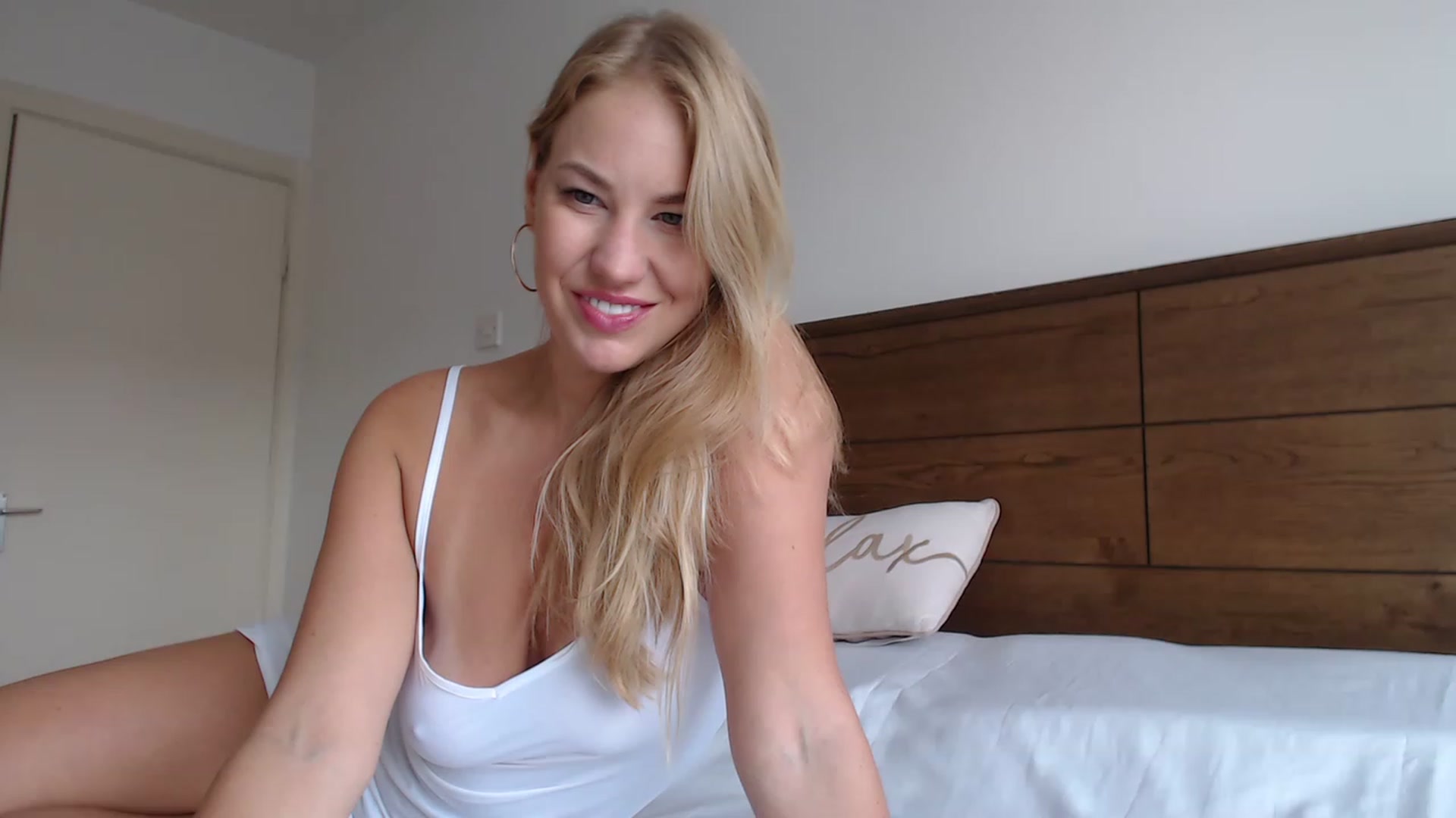 Gallery image thumbnail from MiroNika's myfreecams stream on, 02/23/2023, 14:02 image 10 of 20