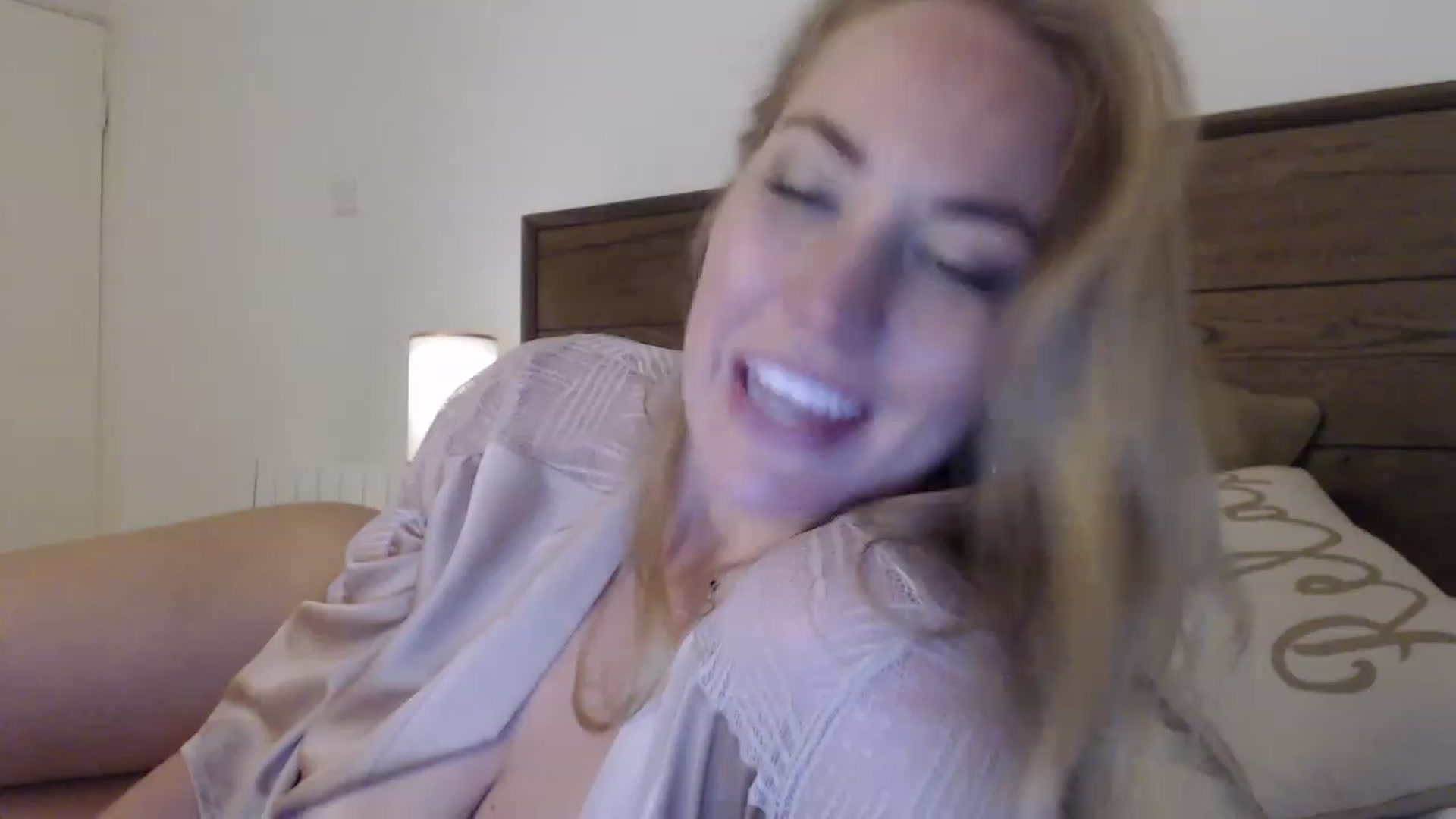 Gallery image thumbnail from MiroNika's myfreecams stream on, 03/05/2023, 21:50 image 15 of 20