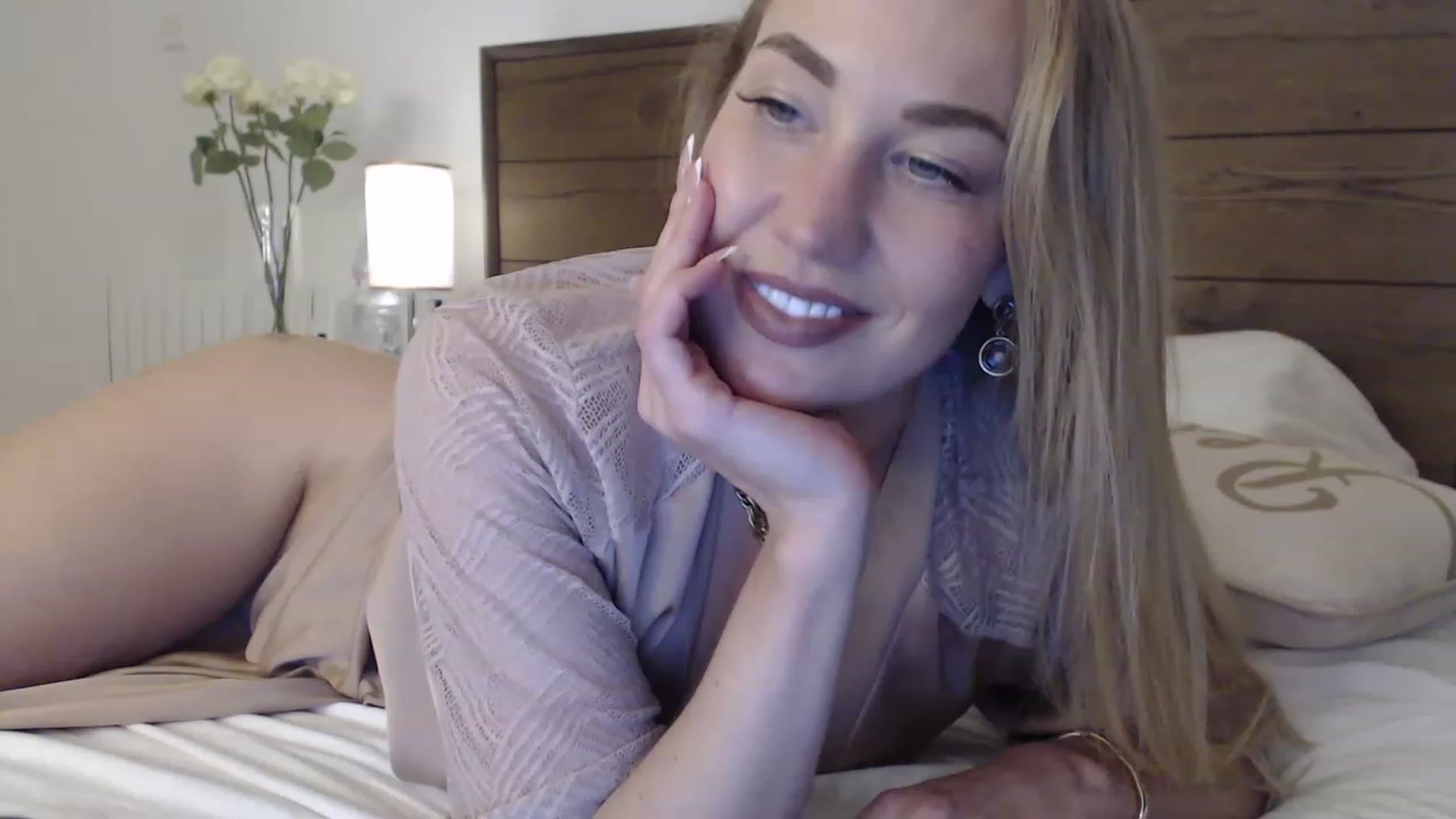 Gallery image thumbnail from MiroNika's myfreecams stream on, 05/21/2023, 22:17 image 14 of 20