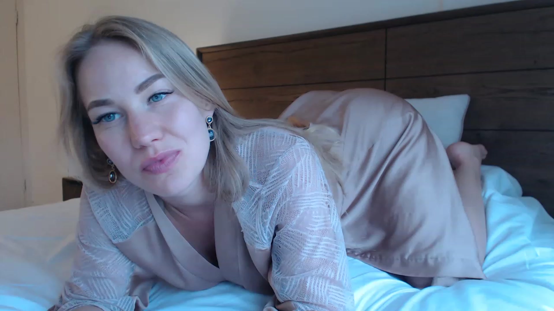 Gallery image thumbnail from MiroNika's myfreecams stream on, 05/25/2023, 19:52 image 13 of 20
