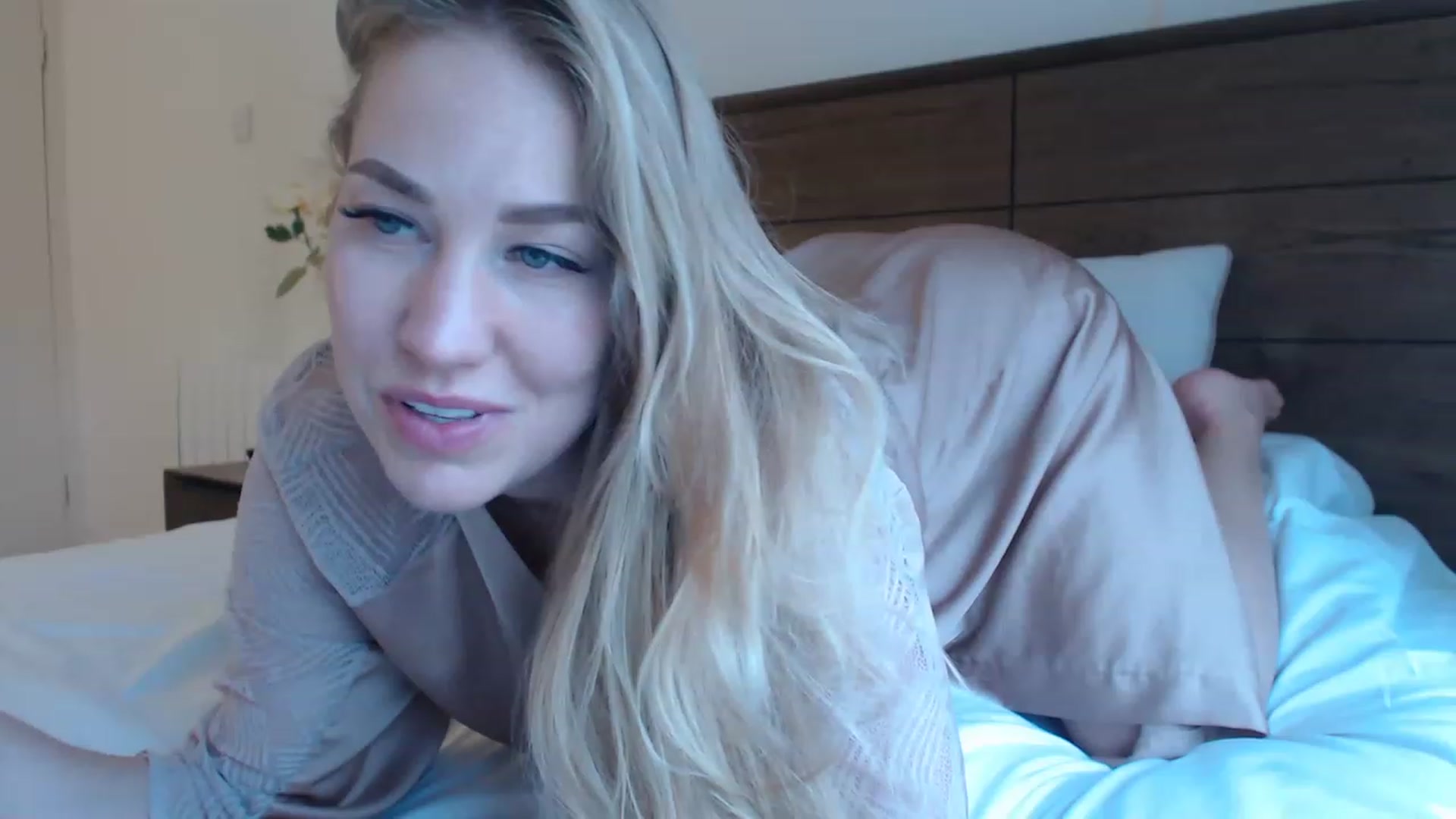 Gallery image thumbnail from MiroNika's myfreecams stream on, 05/25/2023, 19:52 image 12 of 20