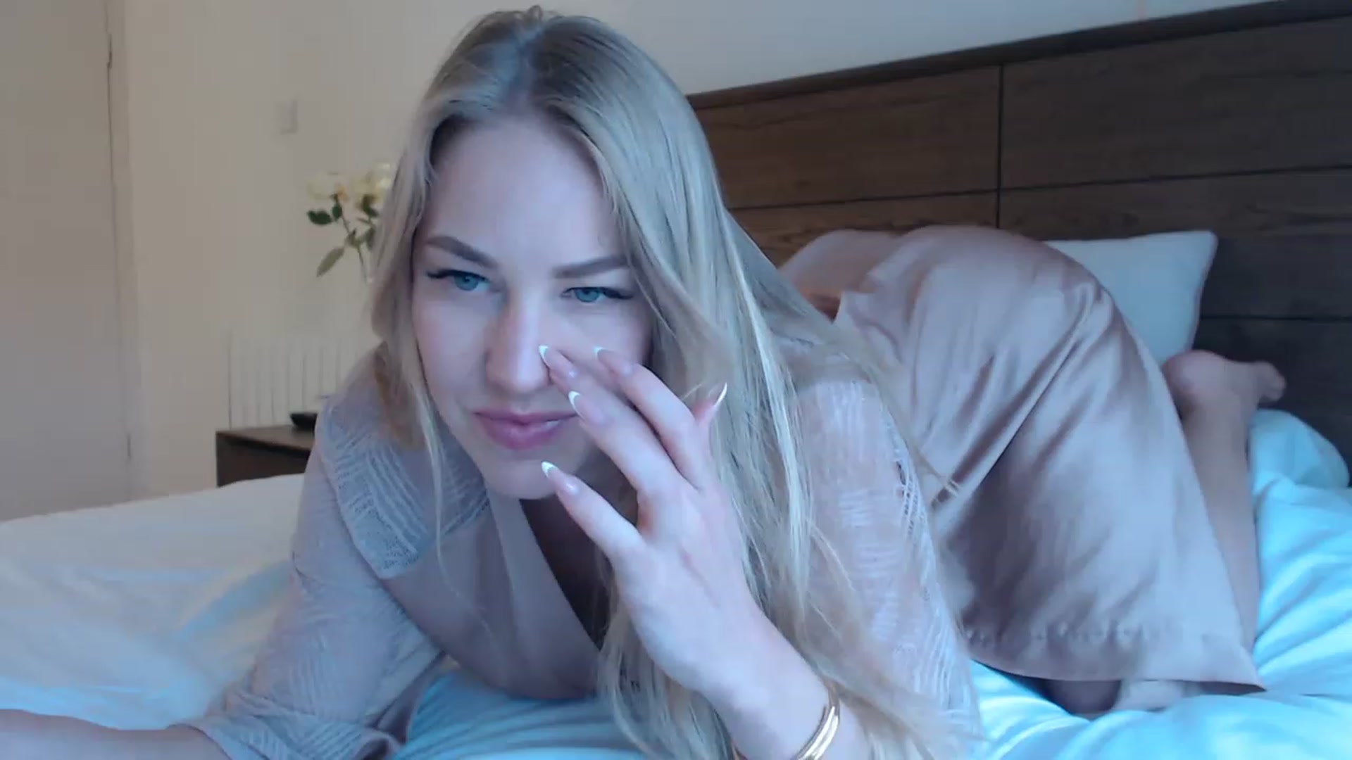 Gallery image thumbnail from MiroNika's myfreecams stream on, 05/25/2023, 19:52 image 16 of 20