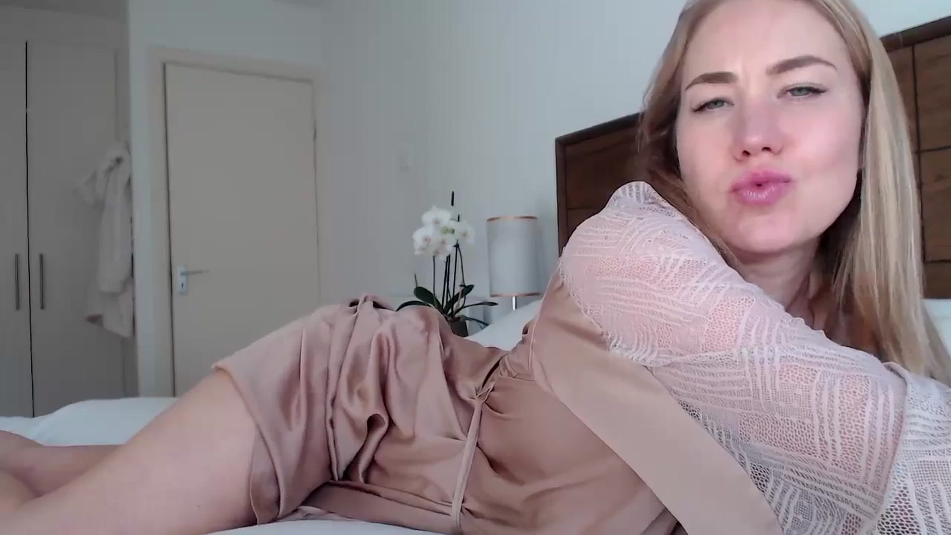 Gallery image thumbnail from MiroNika's myfreecams stream on, 11/05/2023, 15:53 image 16 of 20