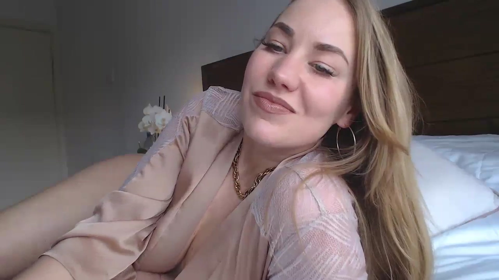 Gallery image thumbnail from MiroNika's myfreecams stream on, 02/25/2024, 16:14 image 17 of 20