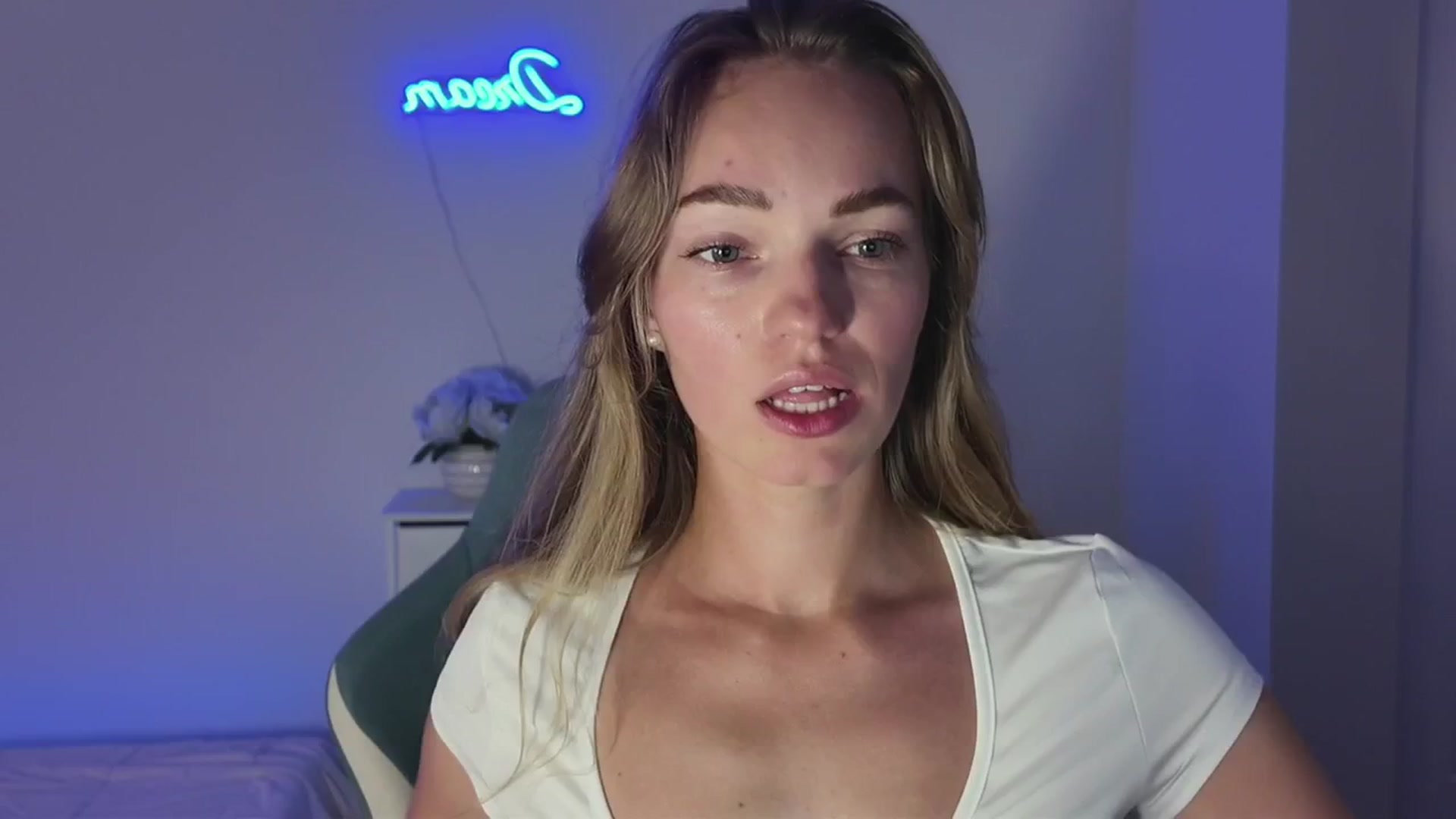 Gallery image thumbnail from MissAlexQuinn's myfreecams stream on, 04/17/2025, 05:33 image 14 of 20