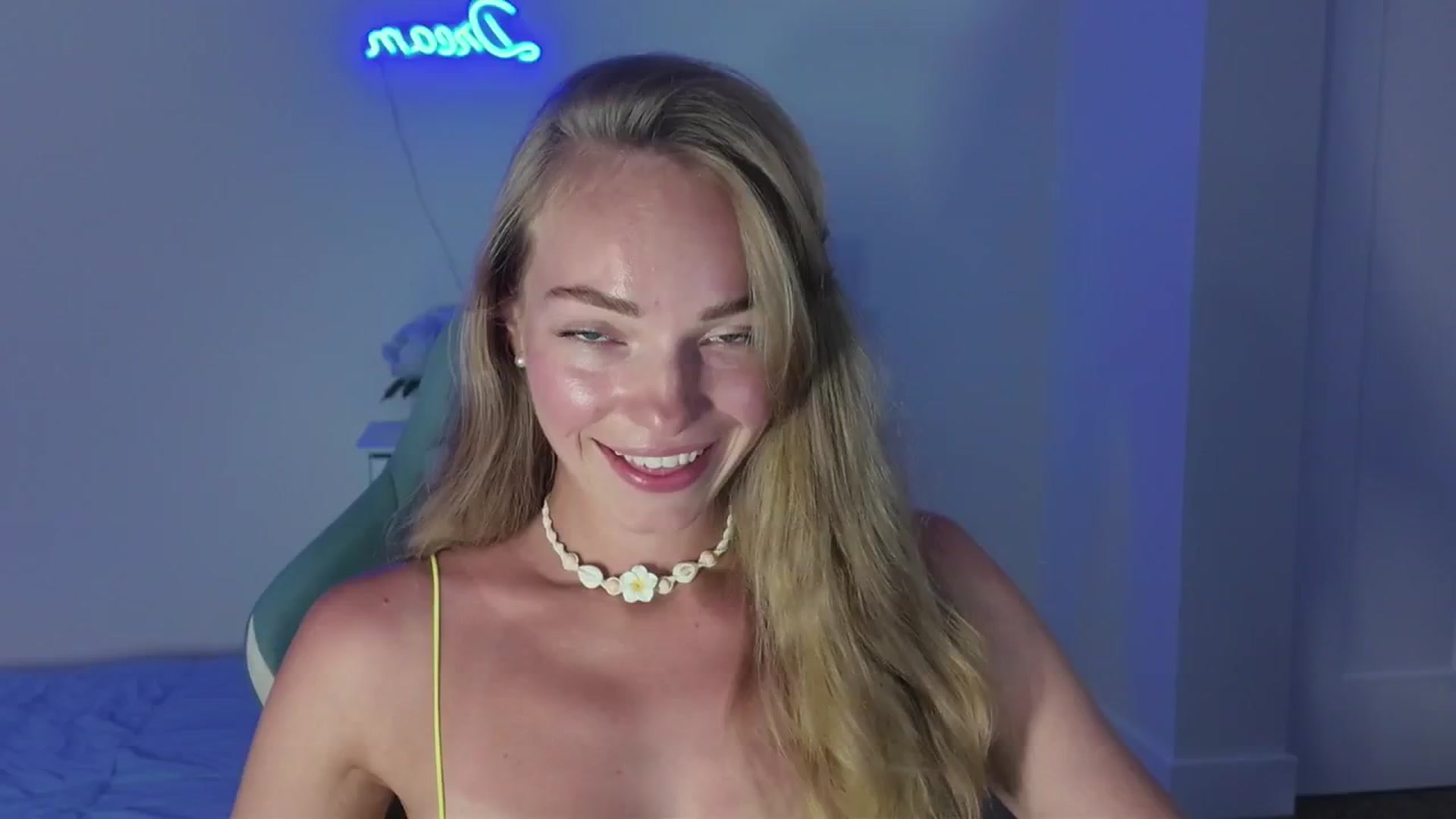 Gallery image thumbnail from MissAlexQuinn's myfreecams stream on, 04/20/2025, 04:42 image 1 of 20
