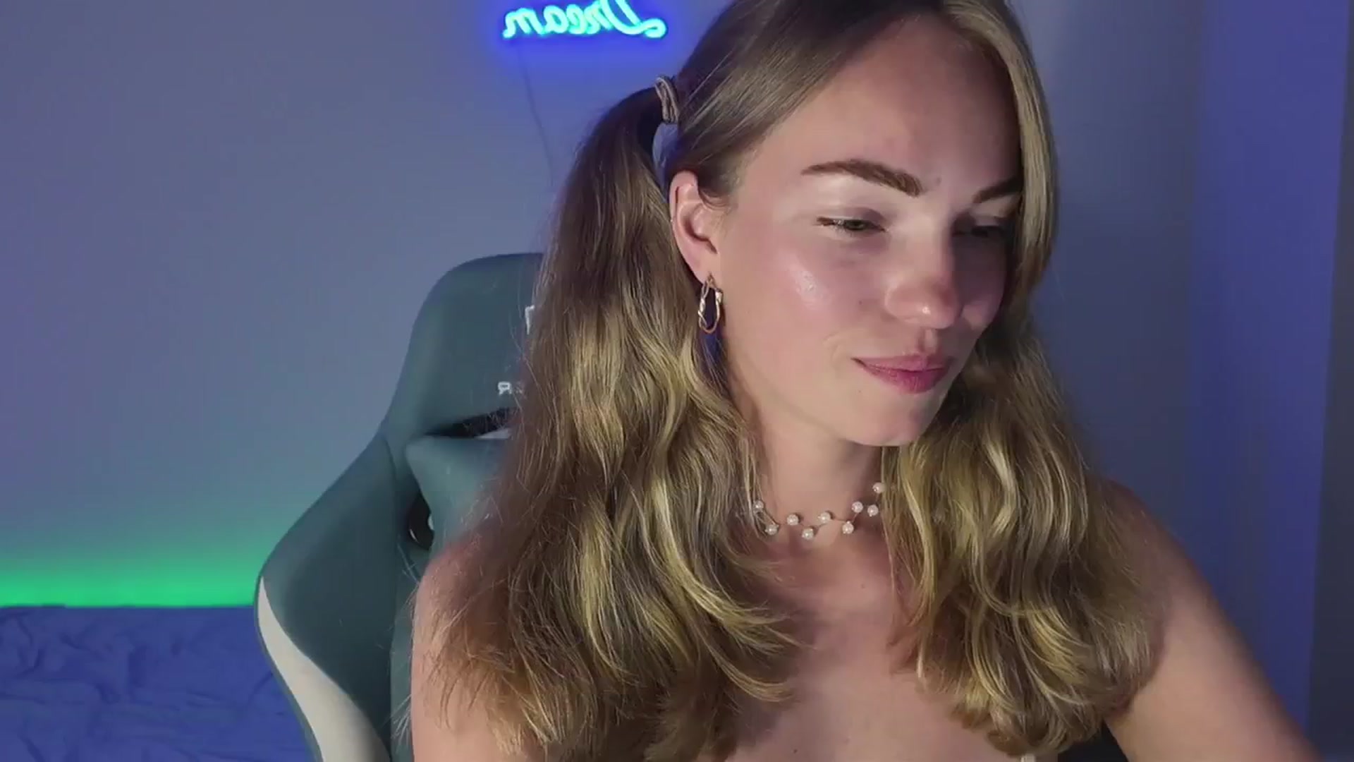 Gallery image thumbnail from MissAlexQuinn's myfreecams stream on, 04/22/2025, 04:01 image 12 of 20