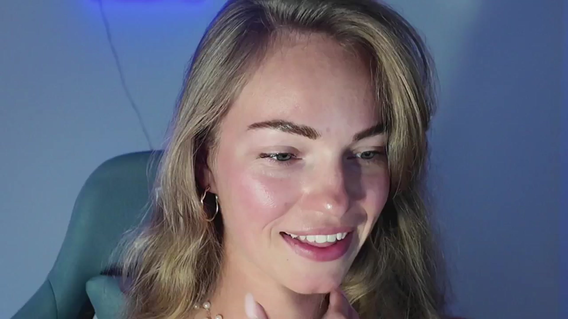 Gallery image thumbnail from MissAlexQuinn's myfreecams stream on, 04/22/2025, 04:43 image 17 of 20