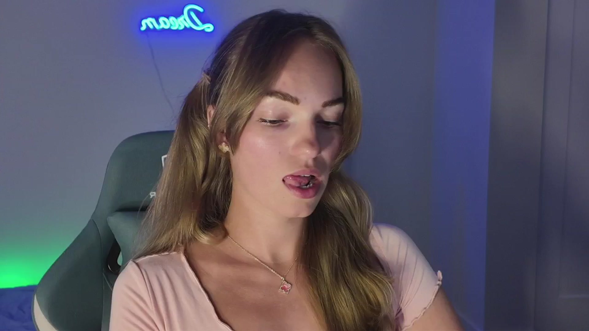 Gallery image thumbnail from MissAlexQuinn's myfreecams stream on, 04/23/2025, 03:04 image 2 of 20