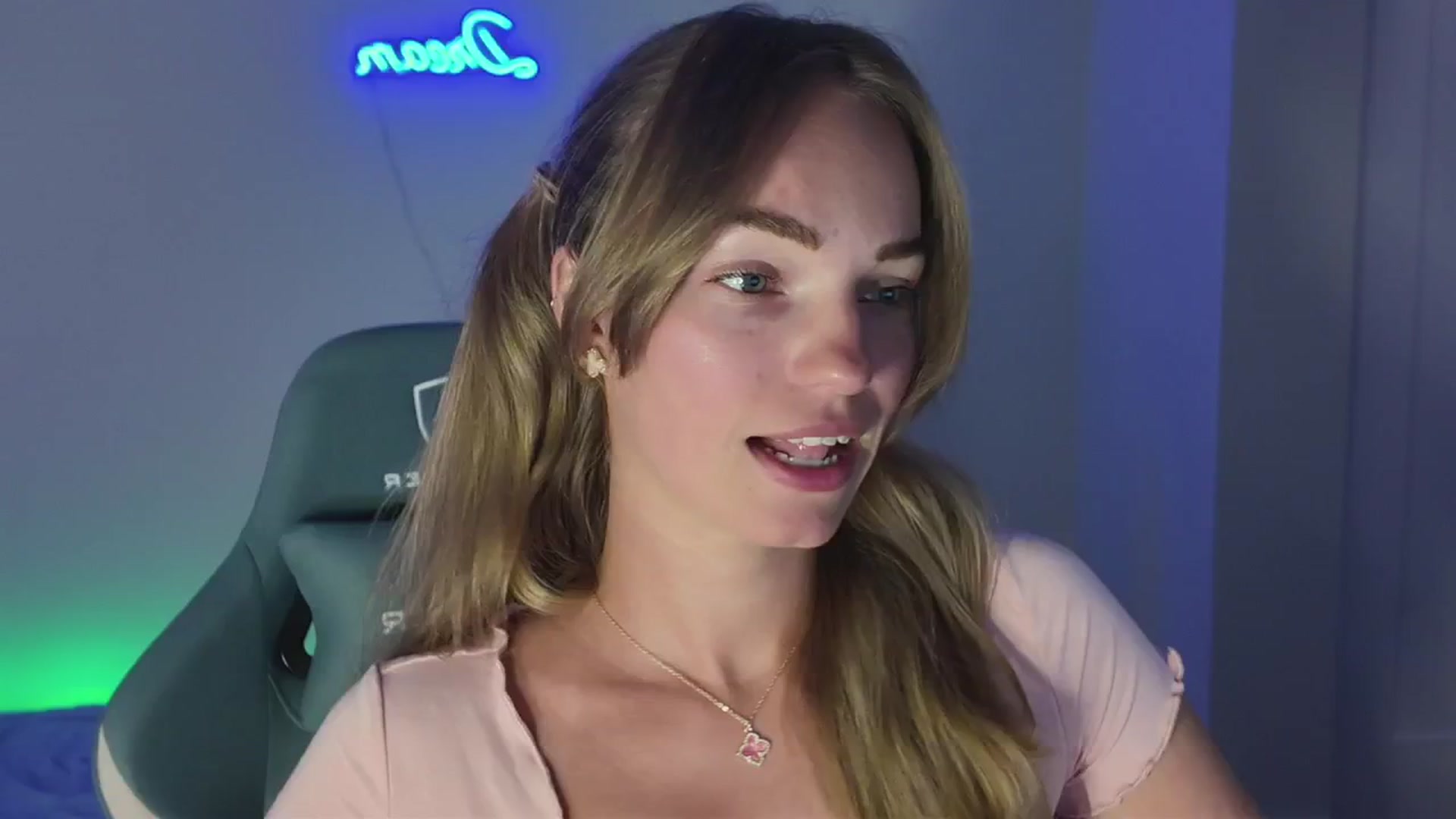 Gallery image thumbnail from MissAlexQuinn's myfreecams stream on, 04/23/2025, 03:04 image 1 of 20