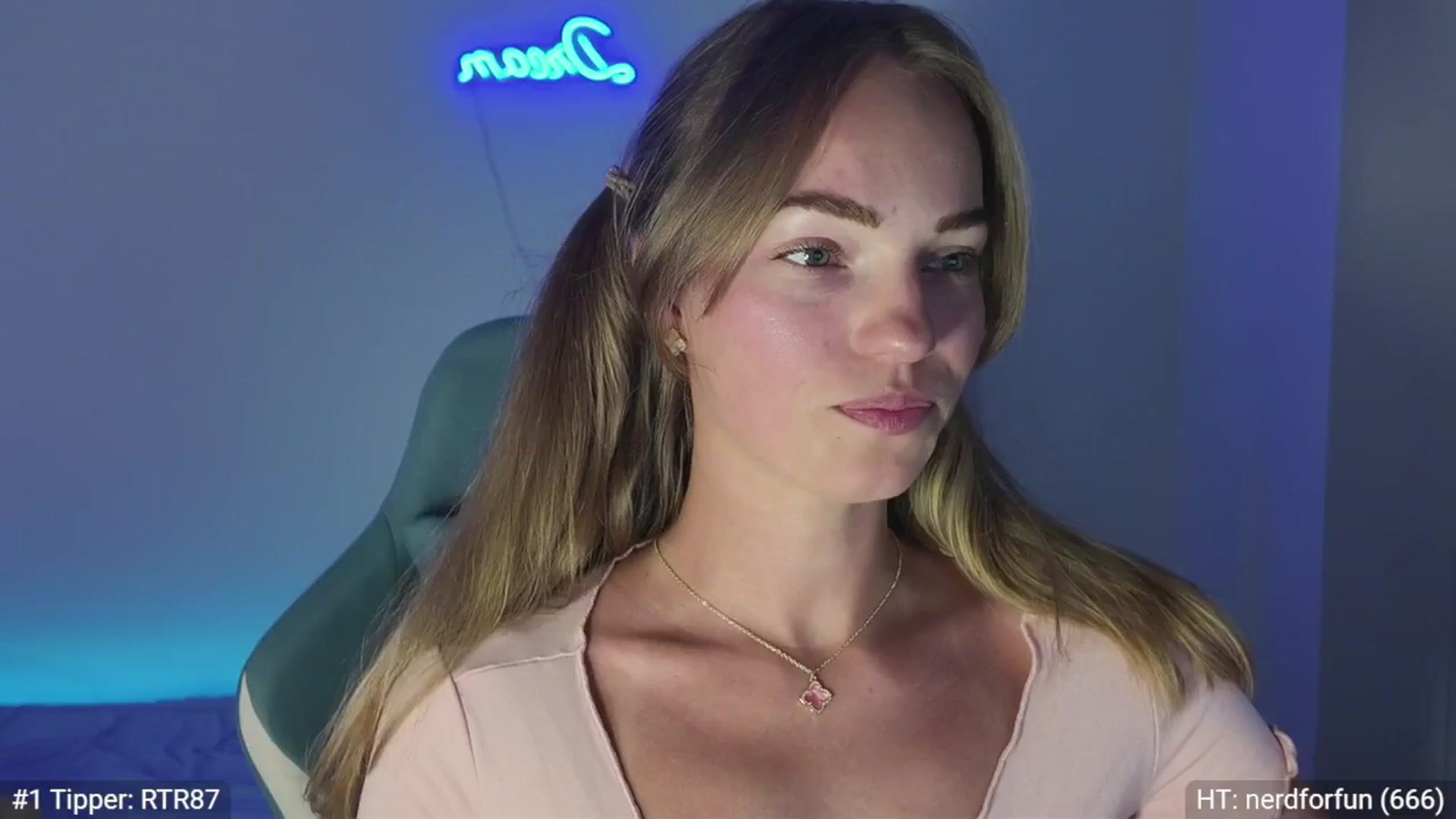 Gallery image thumbnail from MissAlexQuinn's myfreecams stream on, 04/23/2025, 03:56 image 9 of 20