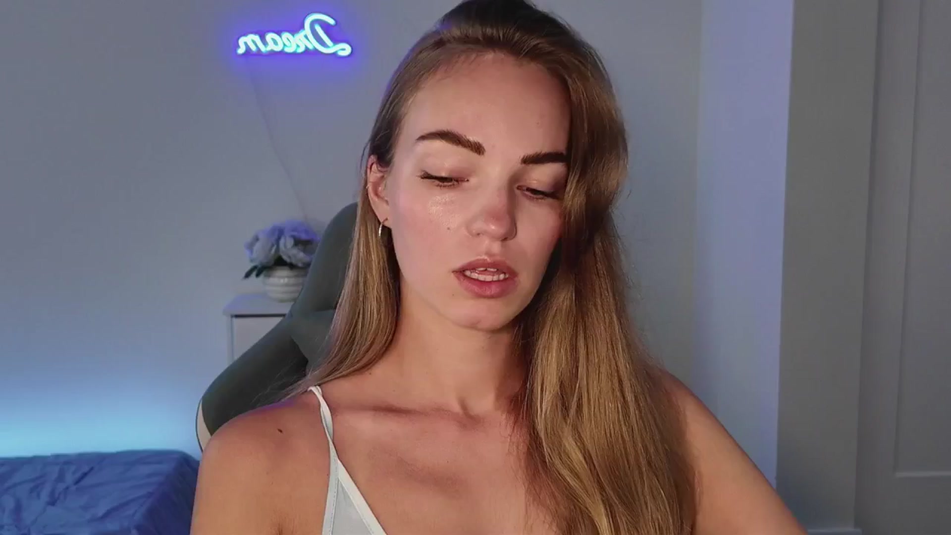 Gallery image thumbnail from MissAlexQuinn's myfreecams stream on, 04/24/2025, 19:11 image 14 of 20