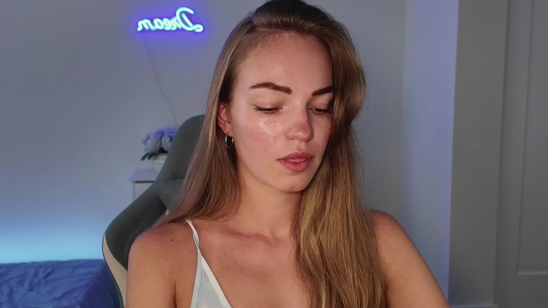 Gallery image thumbnail from MissAlexQuinn's myfreecams stream on, 04/24/2025, 19:11 image 15 of 20