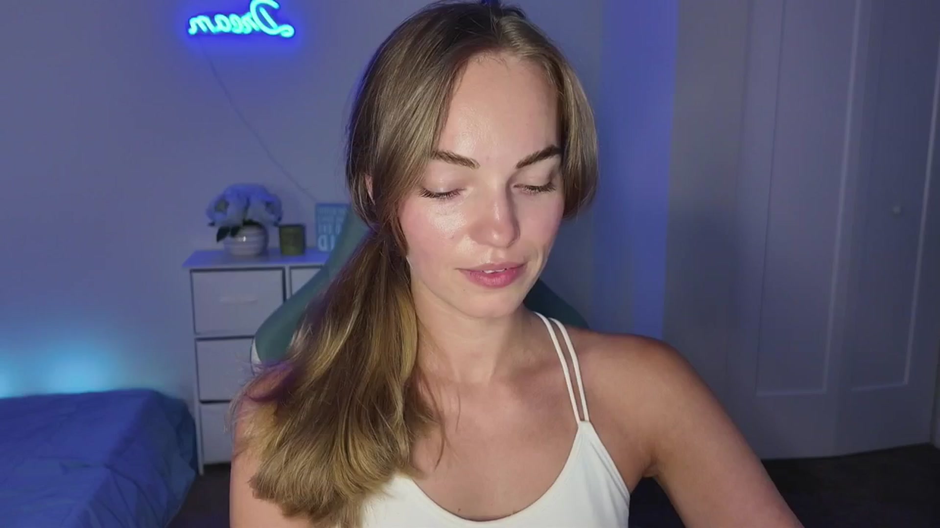 Gallery image thumbnail from MissAlexQuinn's myfreecams stream on, 05/04/2025, 05:31 image 1 of 20